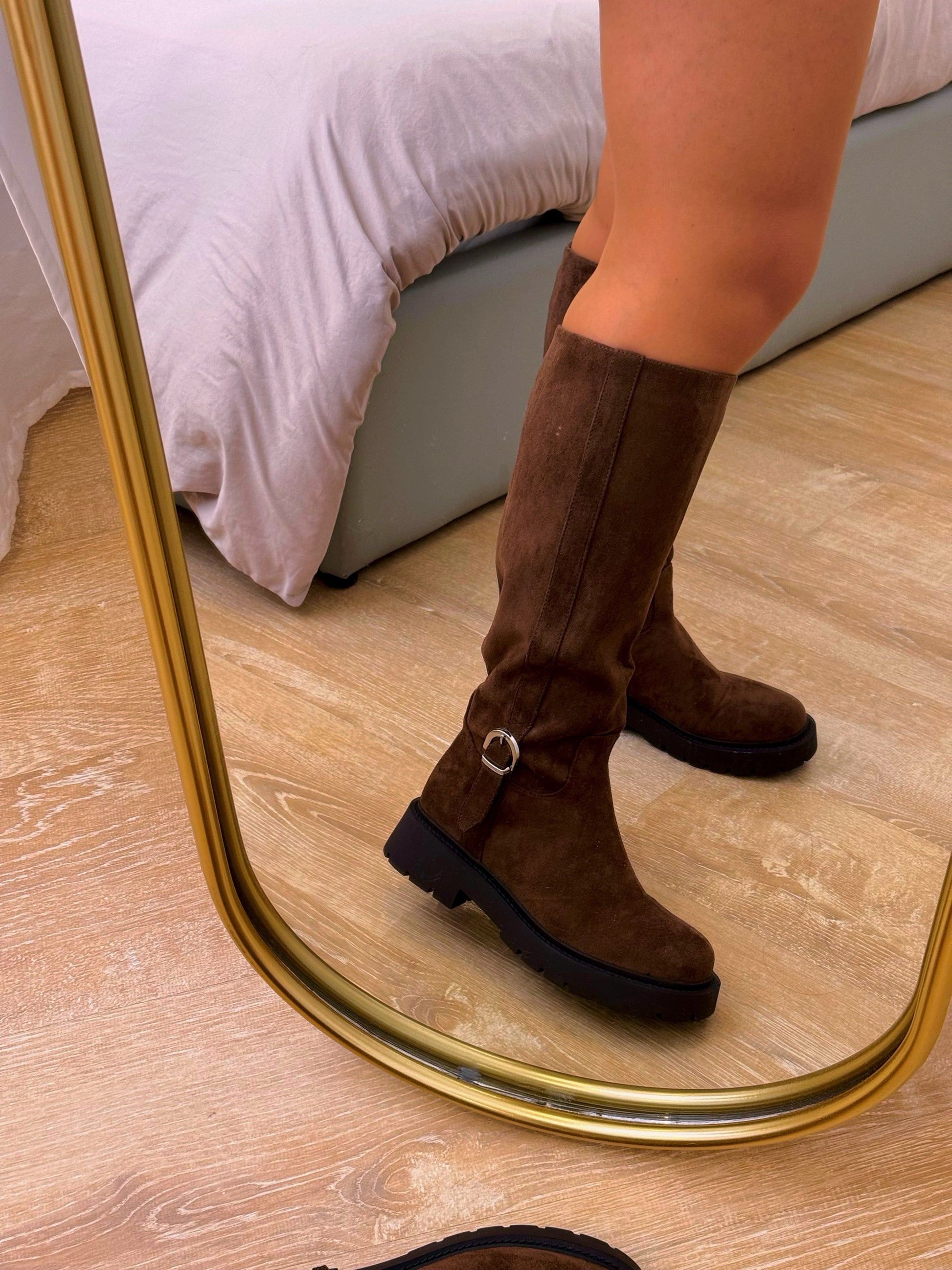 Botas de cano alto efeito camurça com pormenor de fivela | Castanho