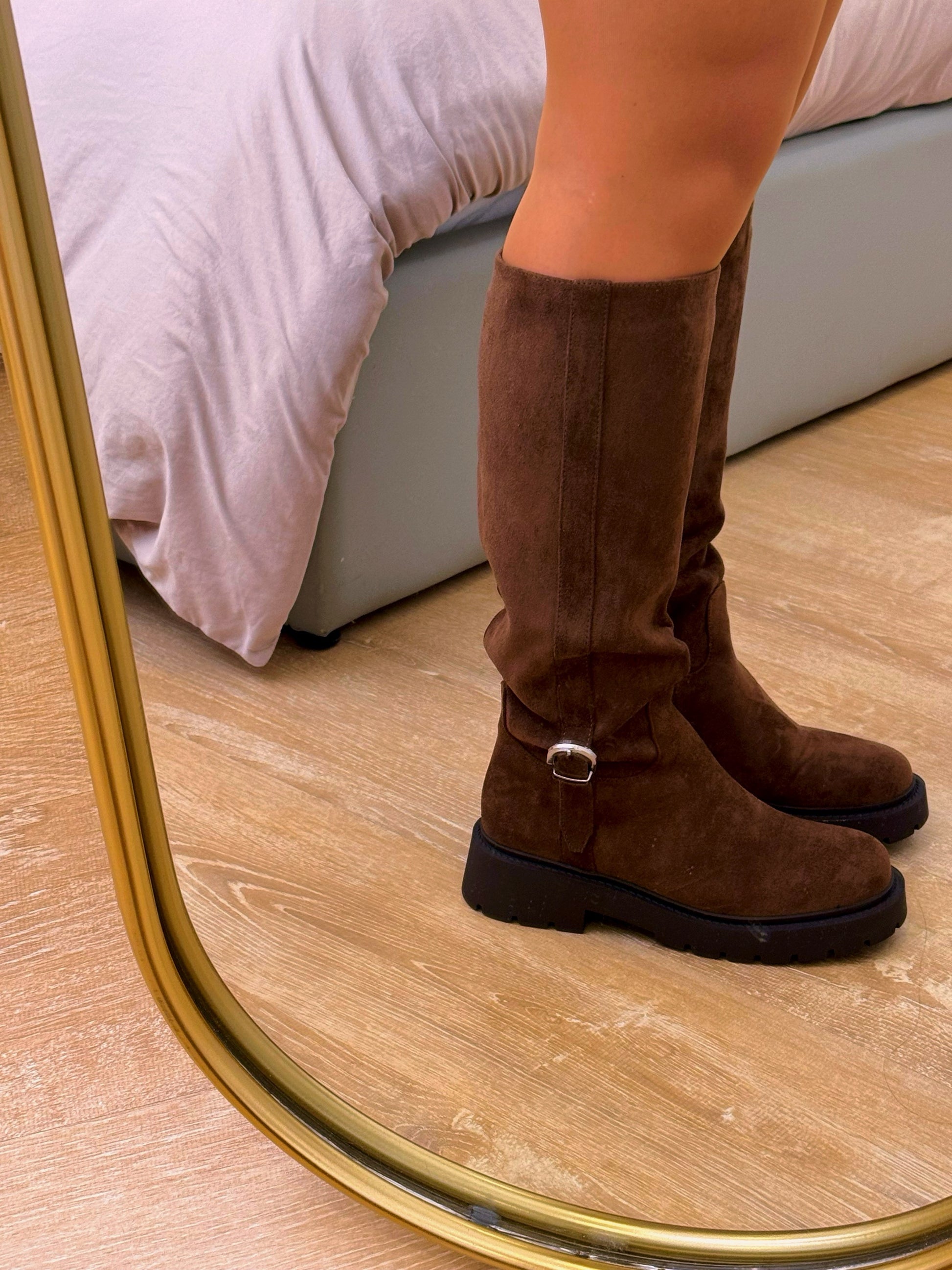 Botas de cano alto efeito camurça com pormenor de fivela | Castanho