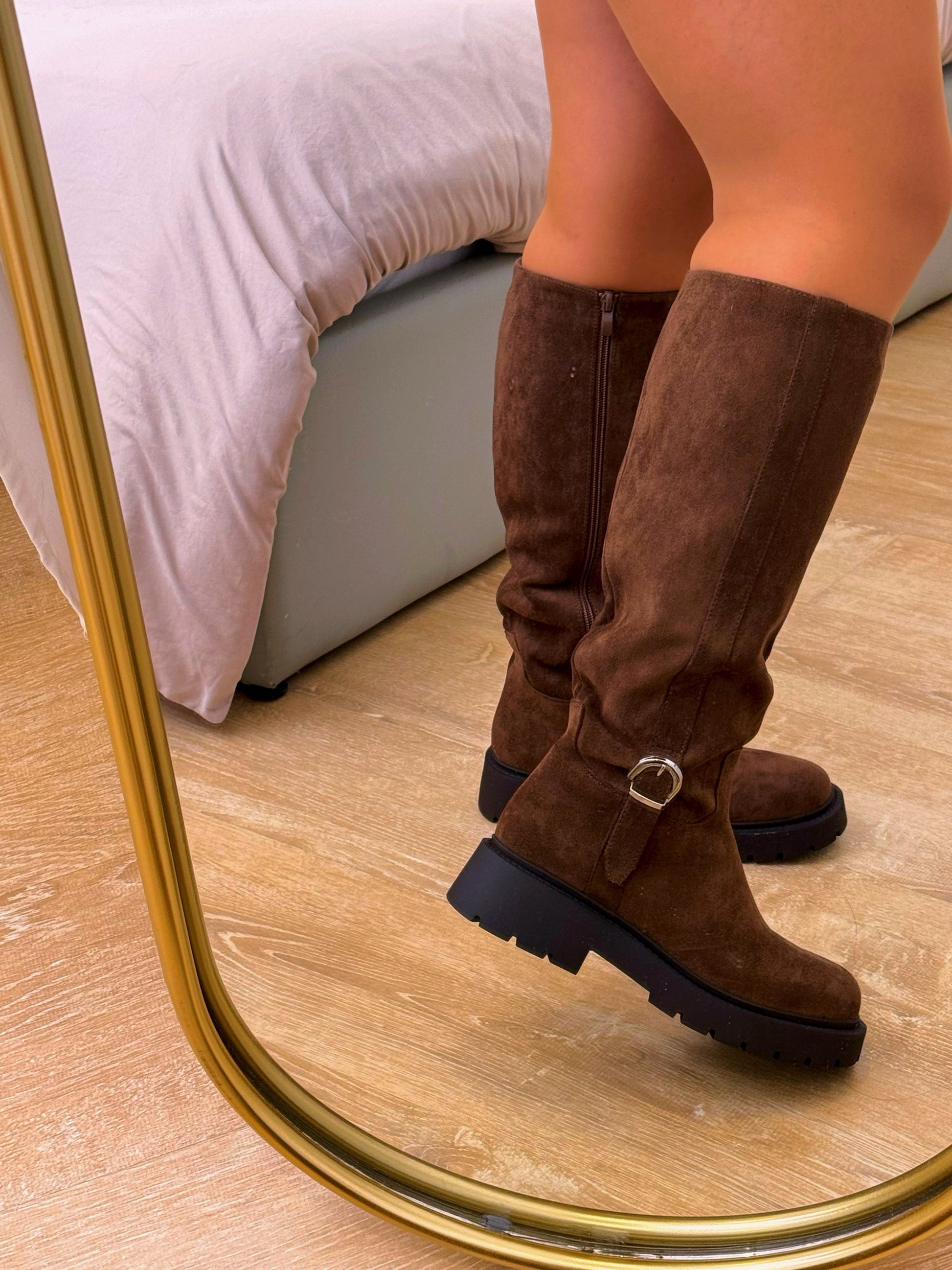 Botas de cano alto efeito camurça com pormenor de fivela | Castanho