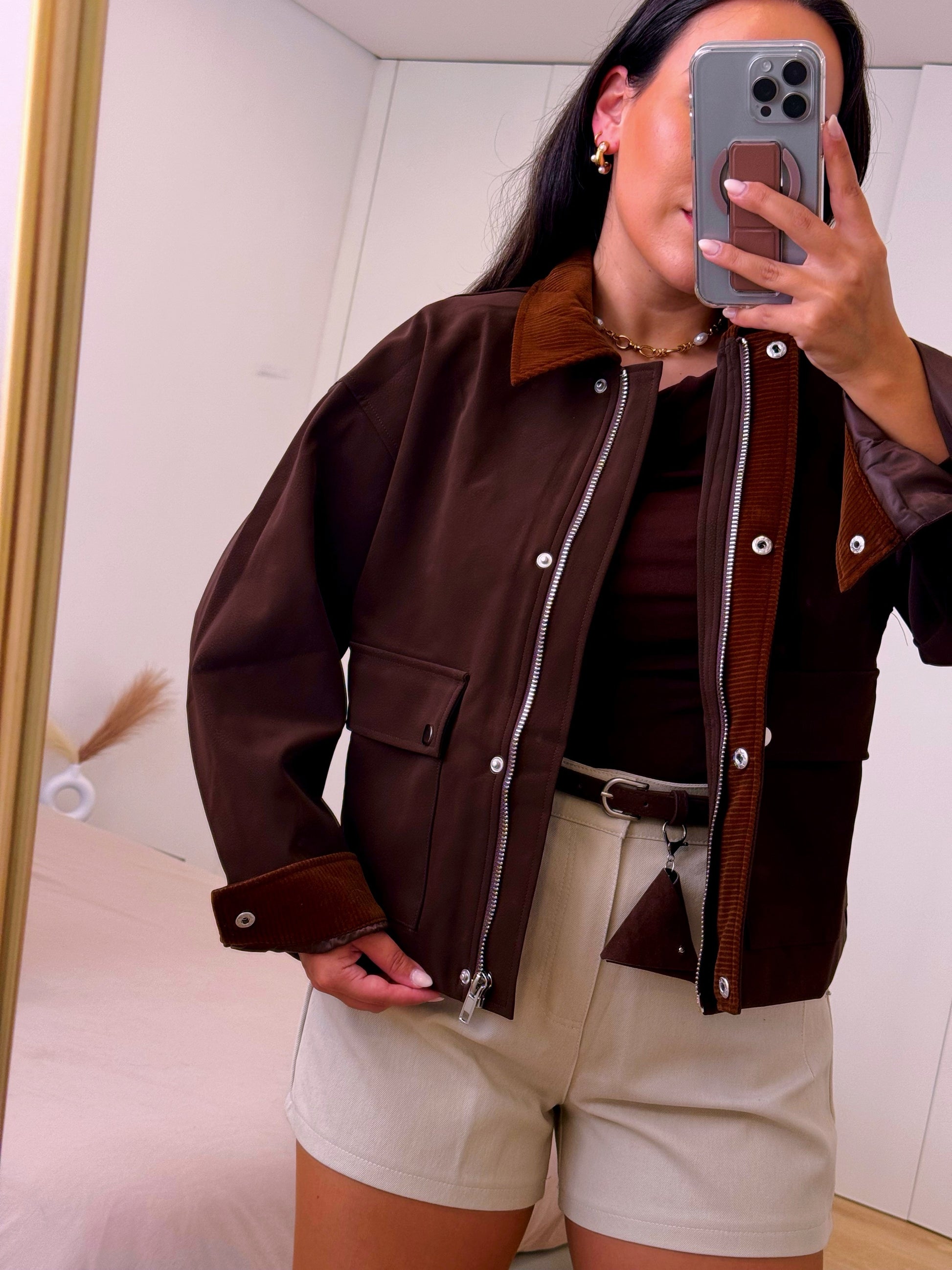 Casaco castanho com pormenores em bombazine e toque aveludado • ELLI WHITE