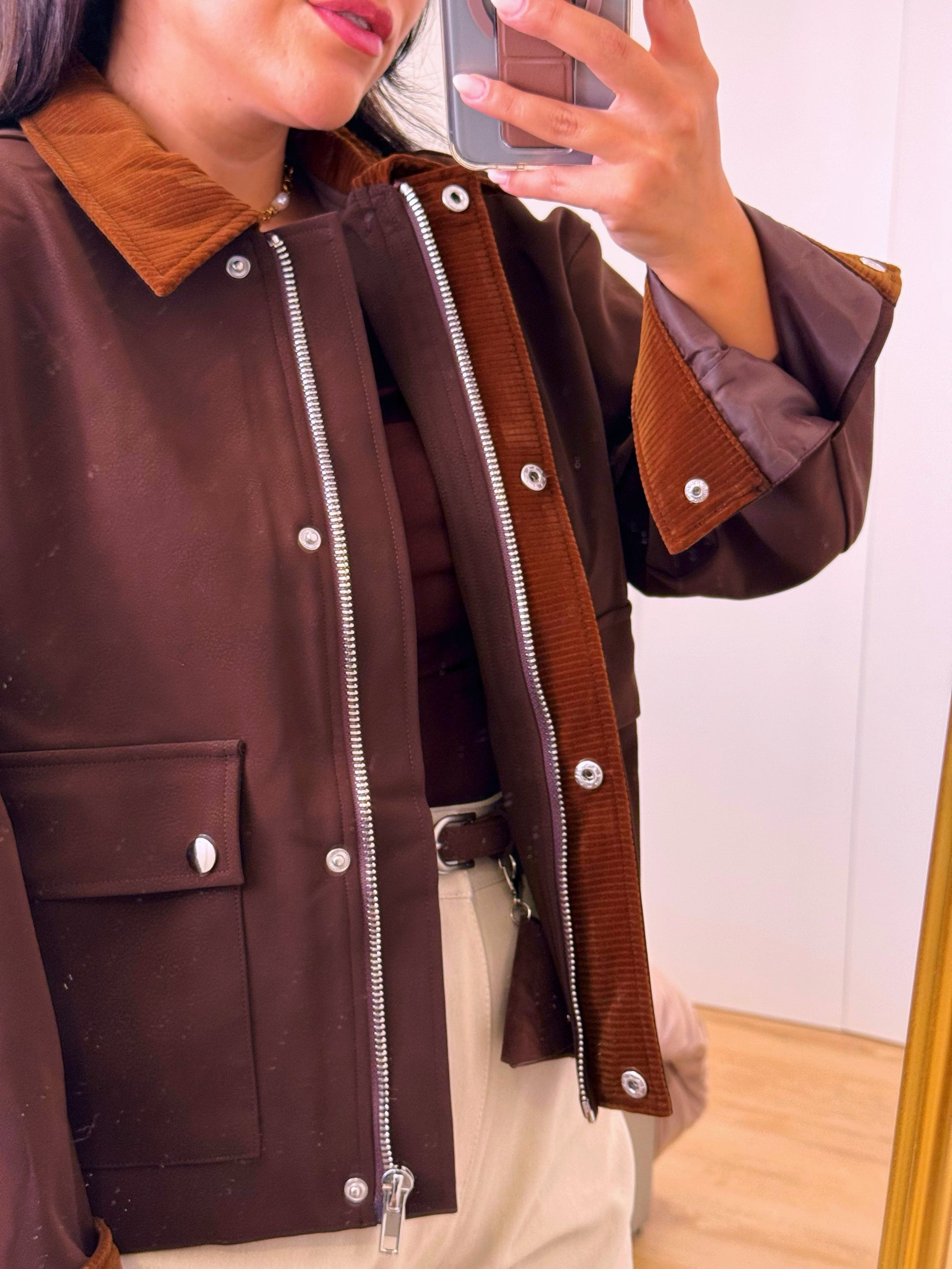 Casaco castanho com pormenores em bombazine e toque aveludado • ELLI WHITE