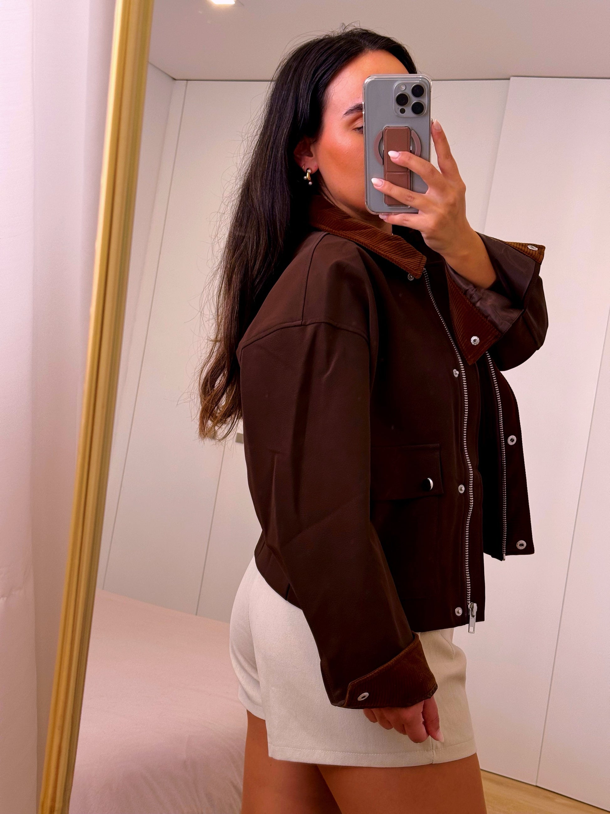 Casaco castanho com pormenores em bombazine e toque aveludado • ELLI WHITE