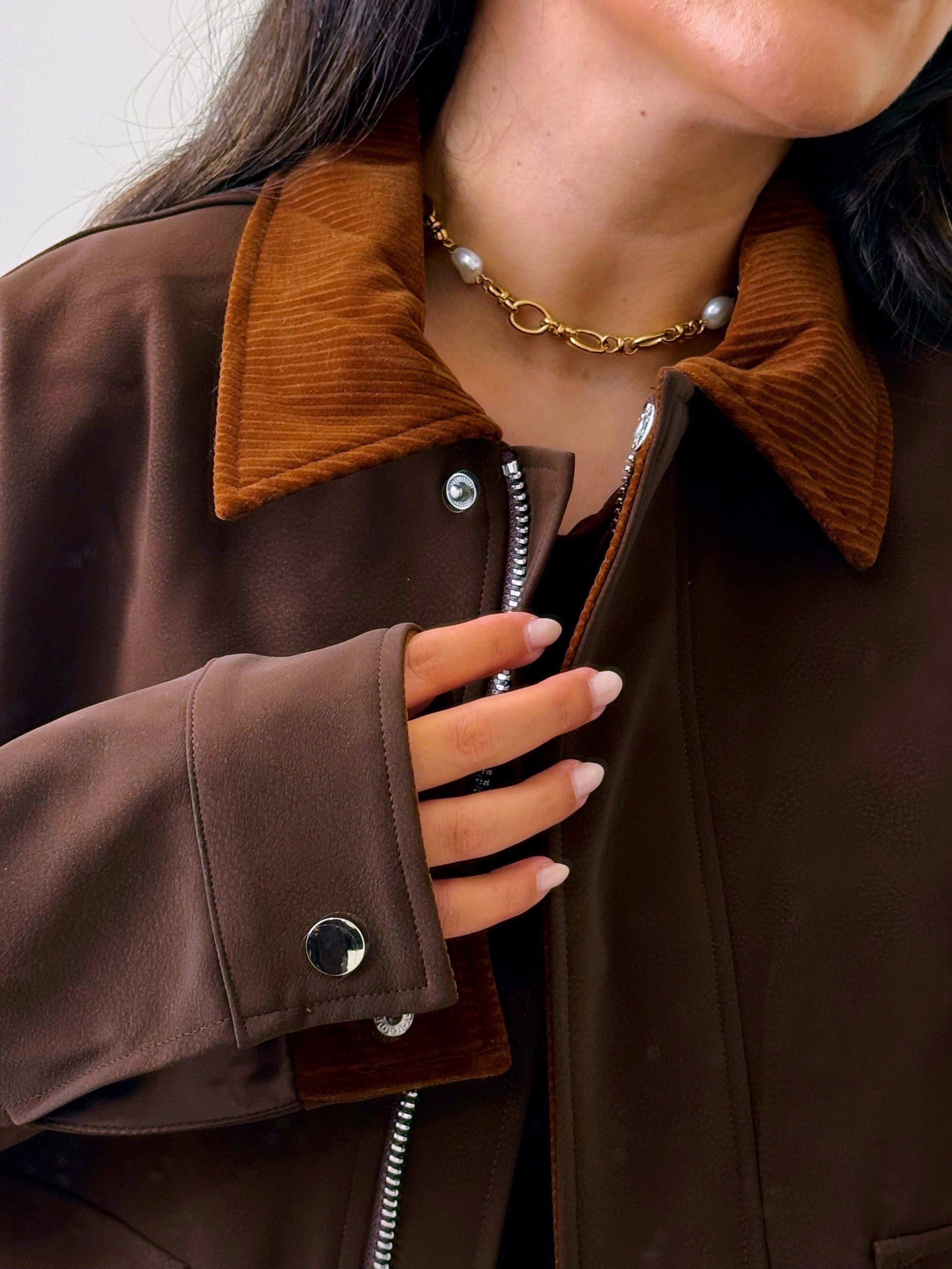 Casaco castanho com pormenores em bombazine e toque aveludado • ELLI WHITE