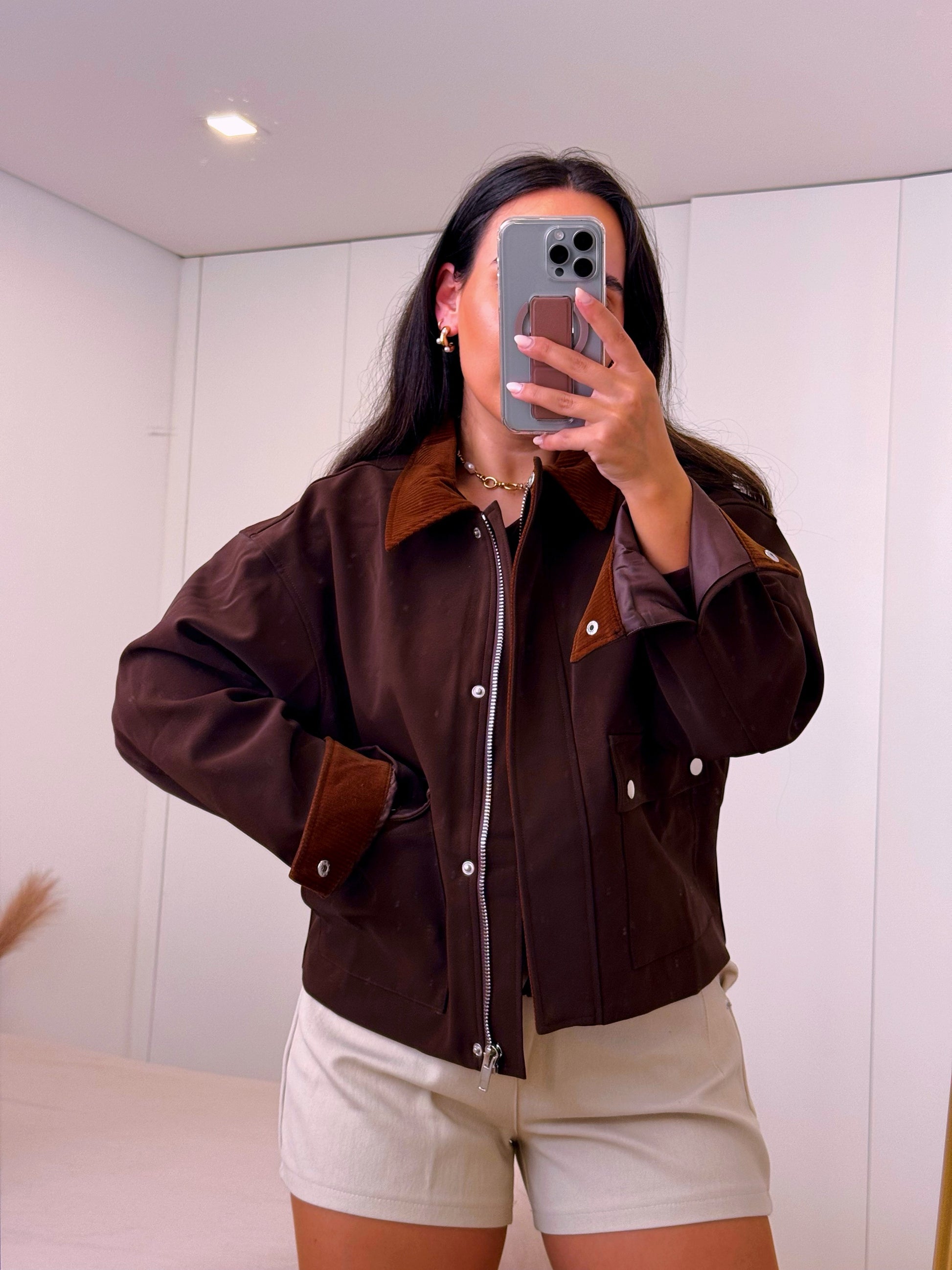 Casaco castanho com pormenores em bombazine e toque aveludado • ELLI WHITE