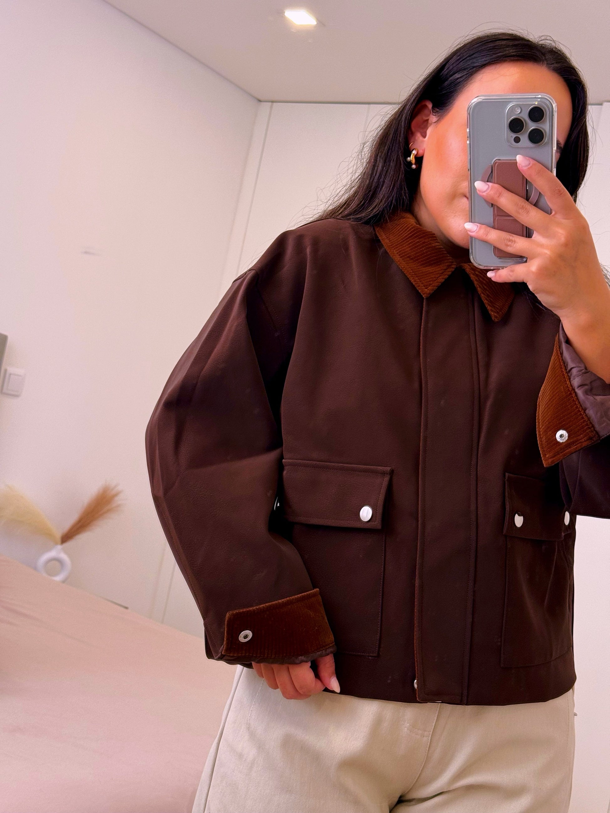 Casaco castanho com pormenores em bombazine e toque aveludado • ELLI WHITE