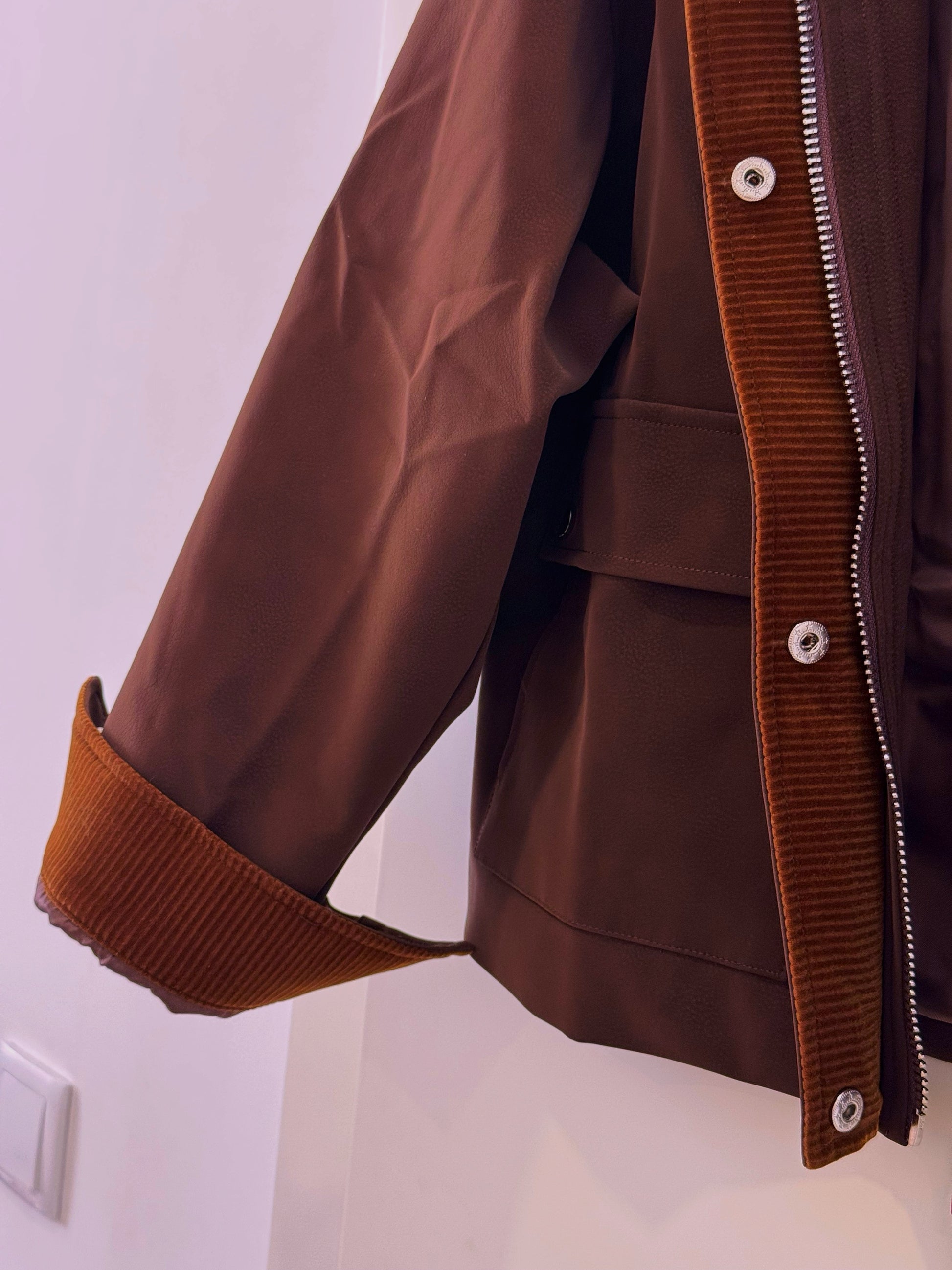 Casaco castanho com pormenores em bombazine e toque aveludado • ELLI WHITE