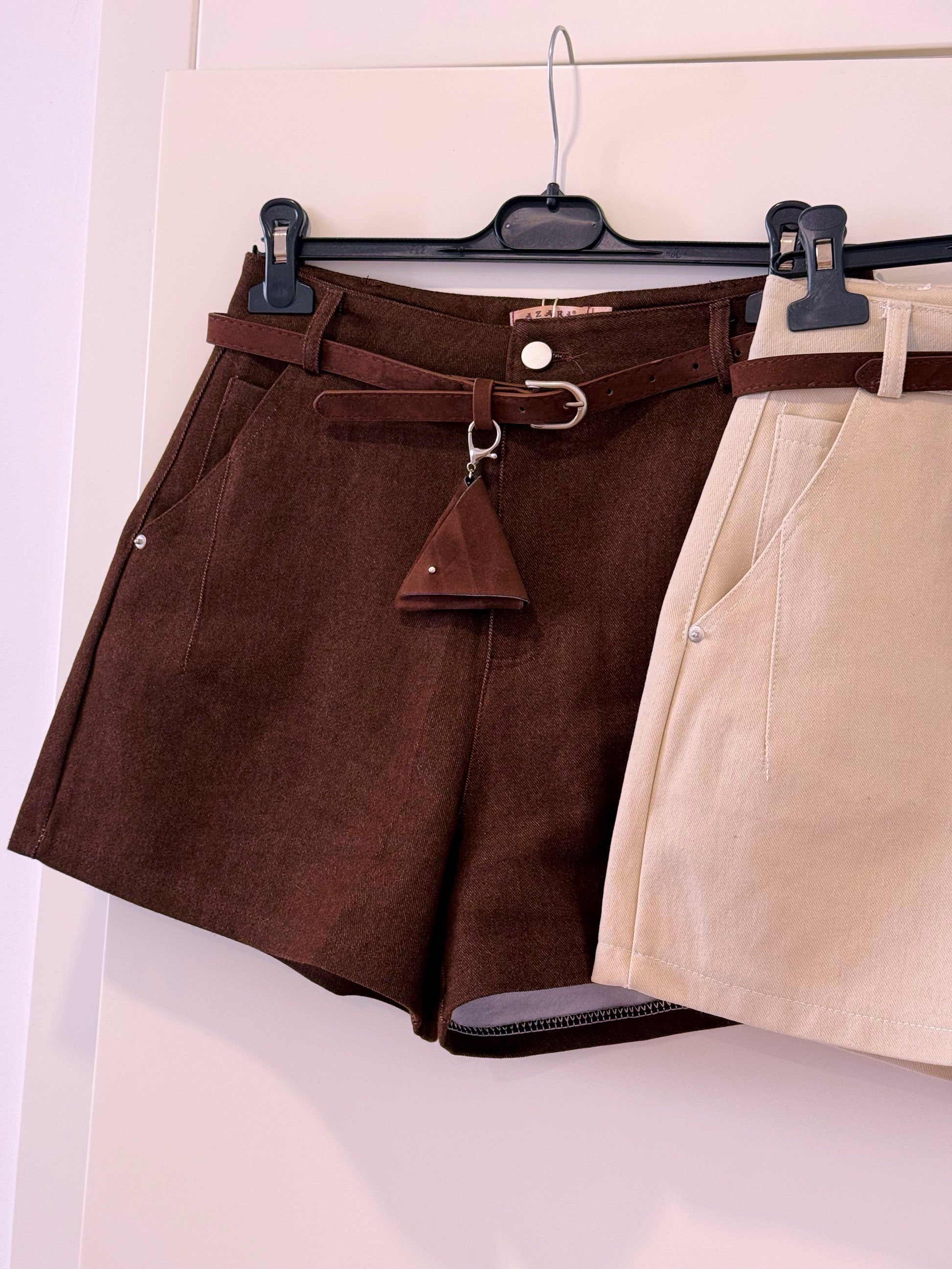 Calção castanho com cinto de camurça incluído | 3 Tamanhos