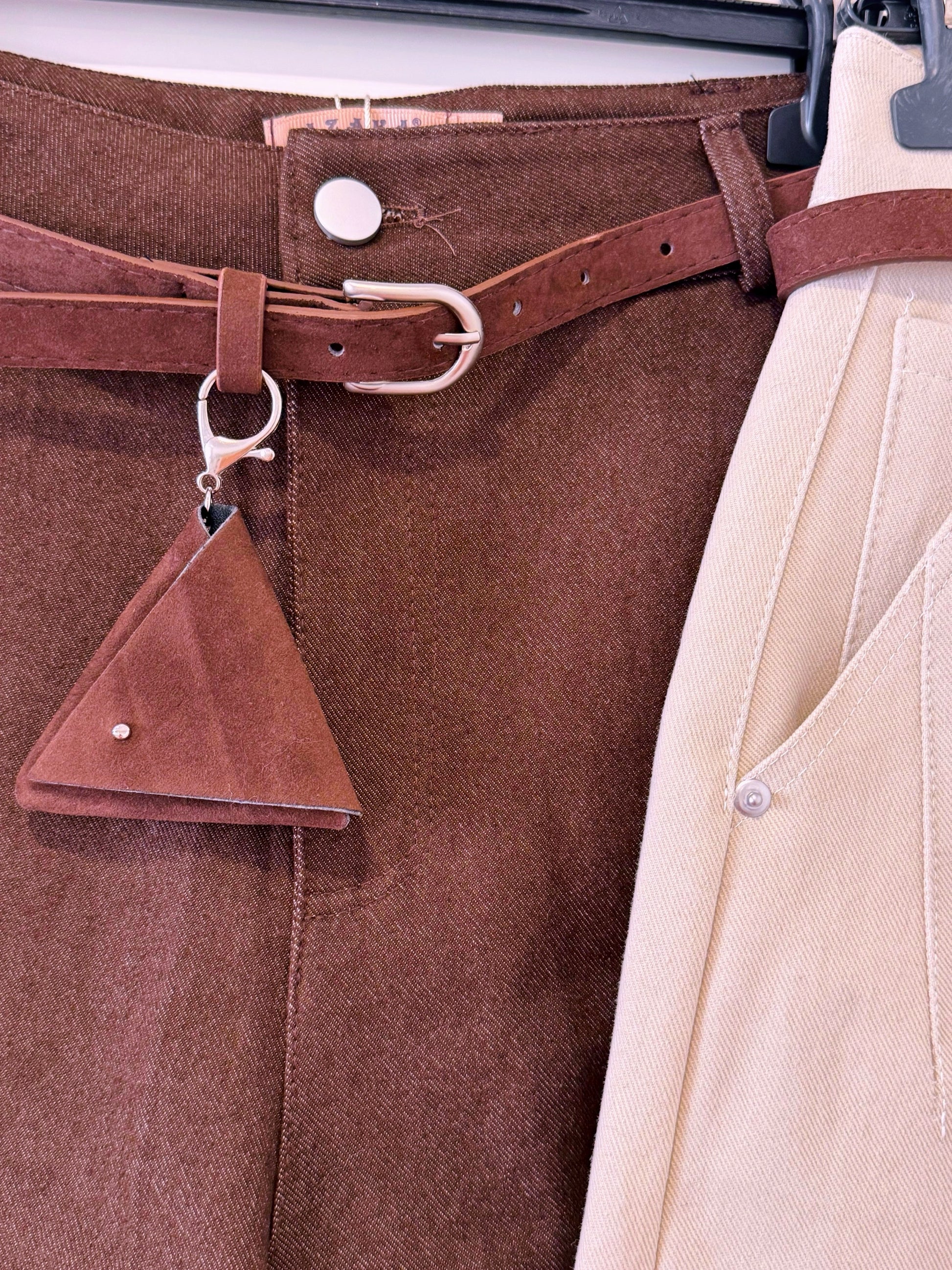 Calção castanho com cinto de camurça incluído | 3 Tamanhos