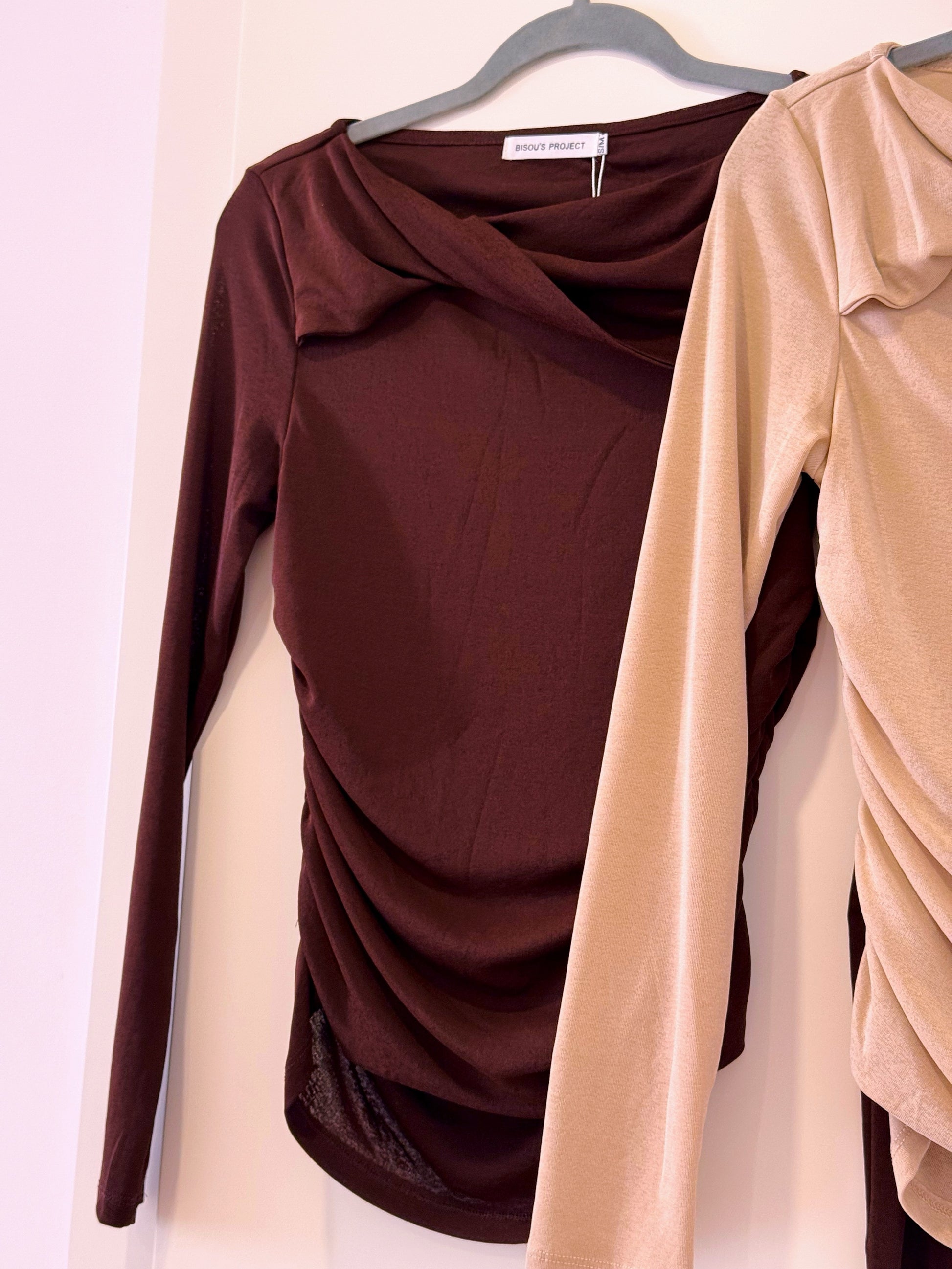 Camisola Castanha com decote redondo torcido | 2 Tamanhos