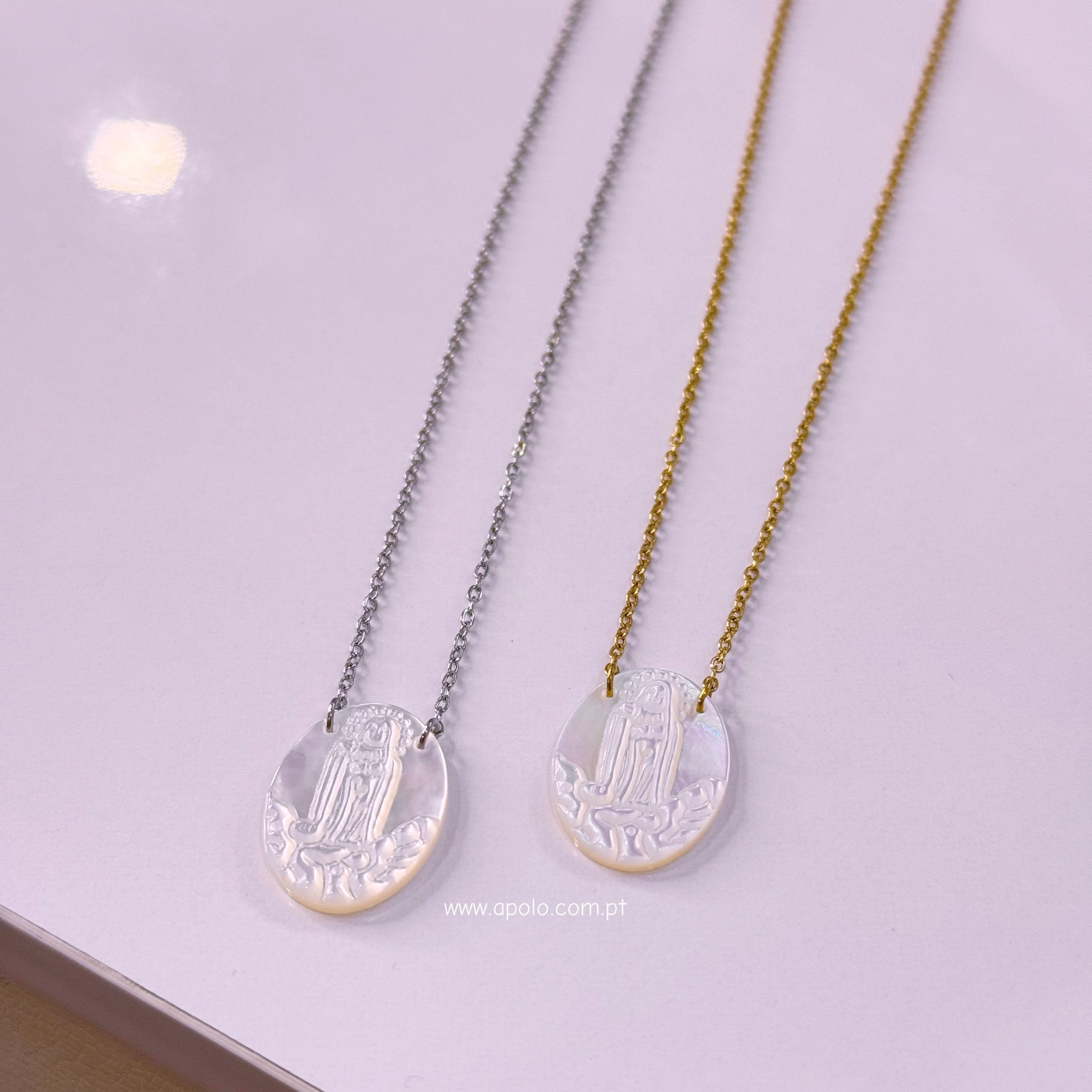 Colar malha fininha com medalha oval Nª Senhora | Prateado