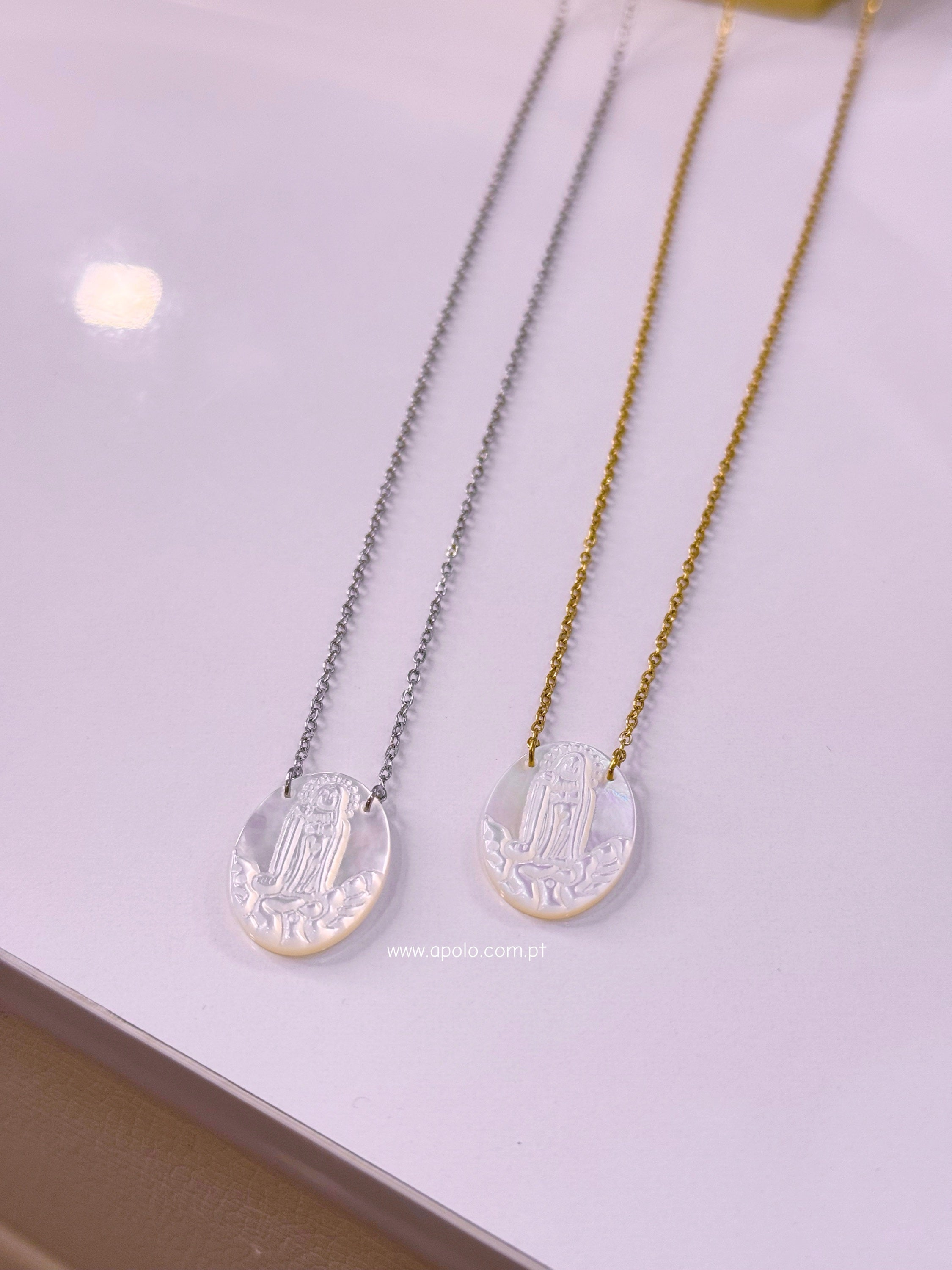 Colar malha fininha com medalha oval Nª Senhora | Prateado