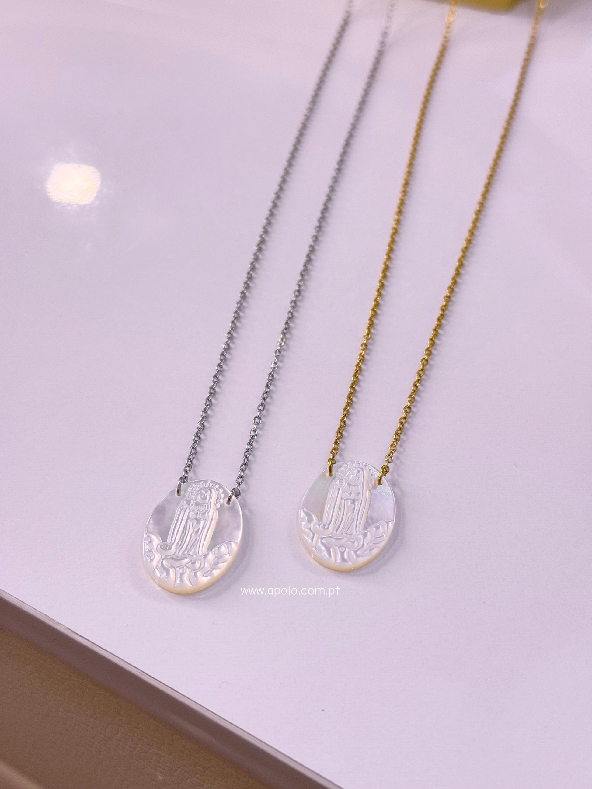 Colar malha fininha com medalha oval Nª Senhora | Prateado