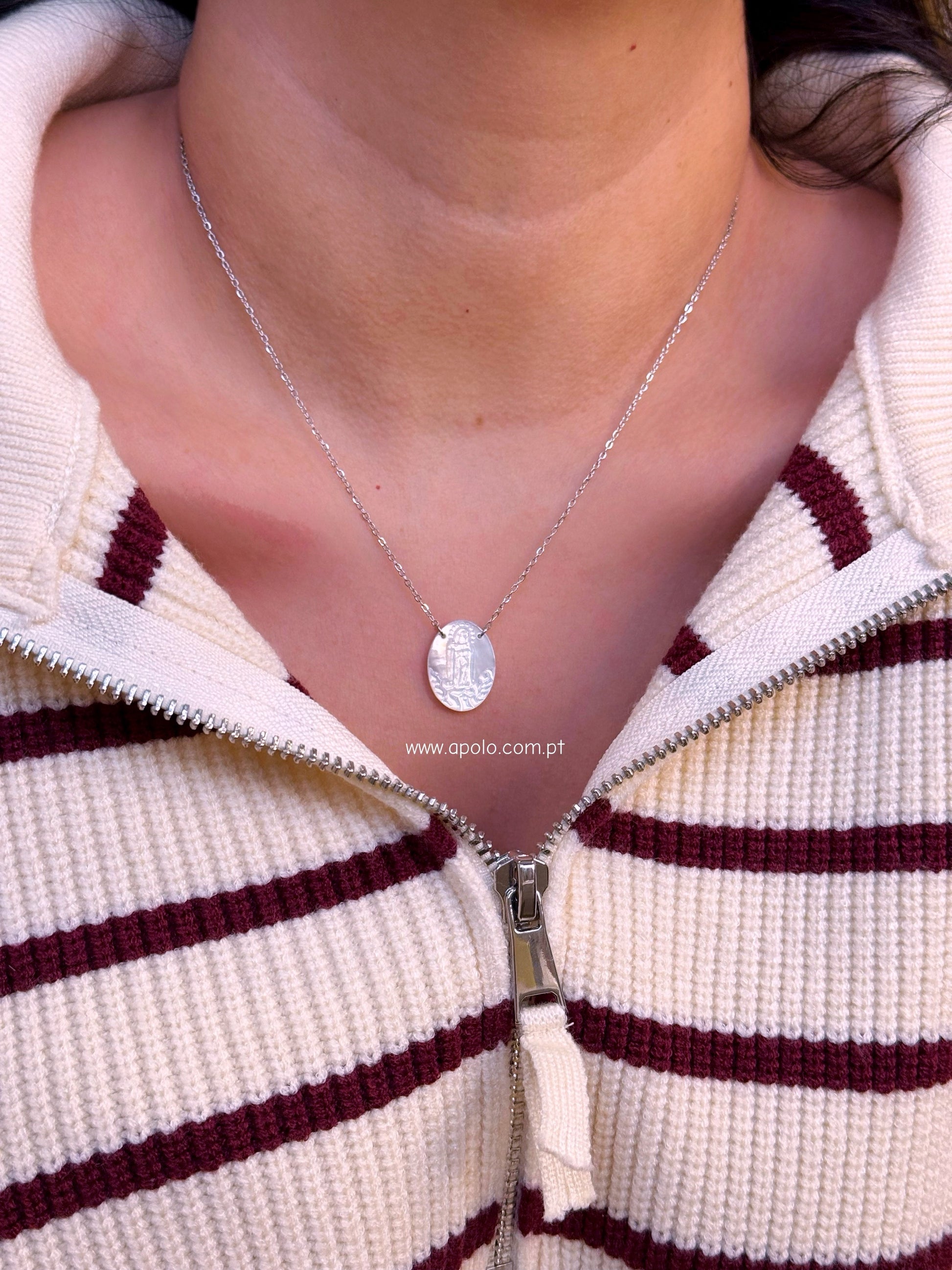 Colar malha fininha com medalha oval Nª Senhora | Prateado