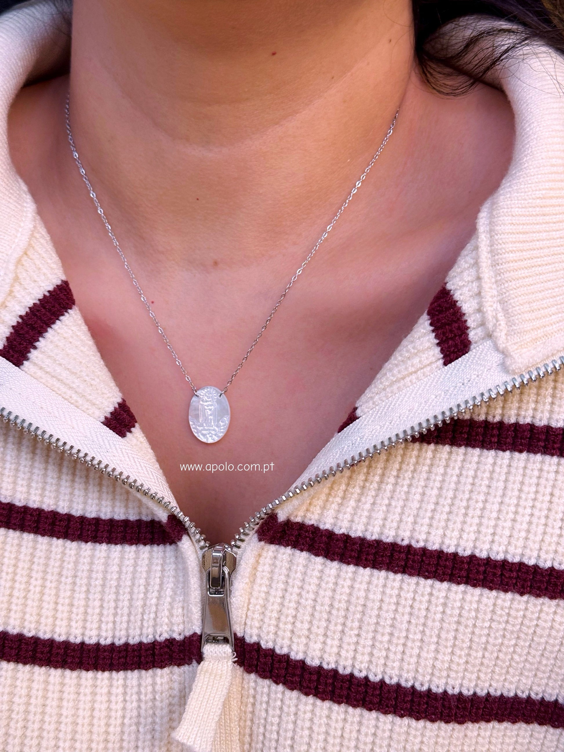 Colar malha fininha com medalha oval Nª Senhora | Prateado