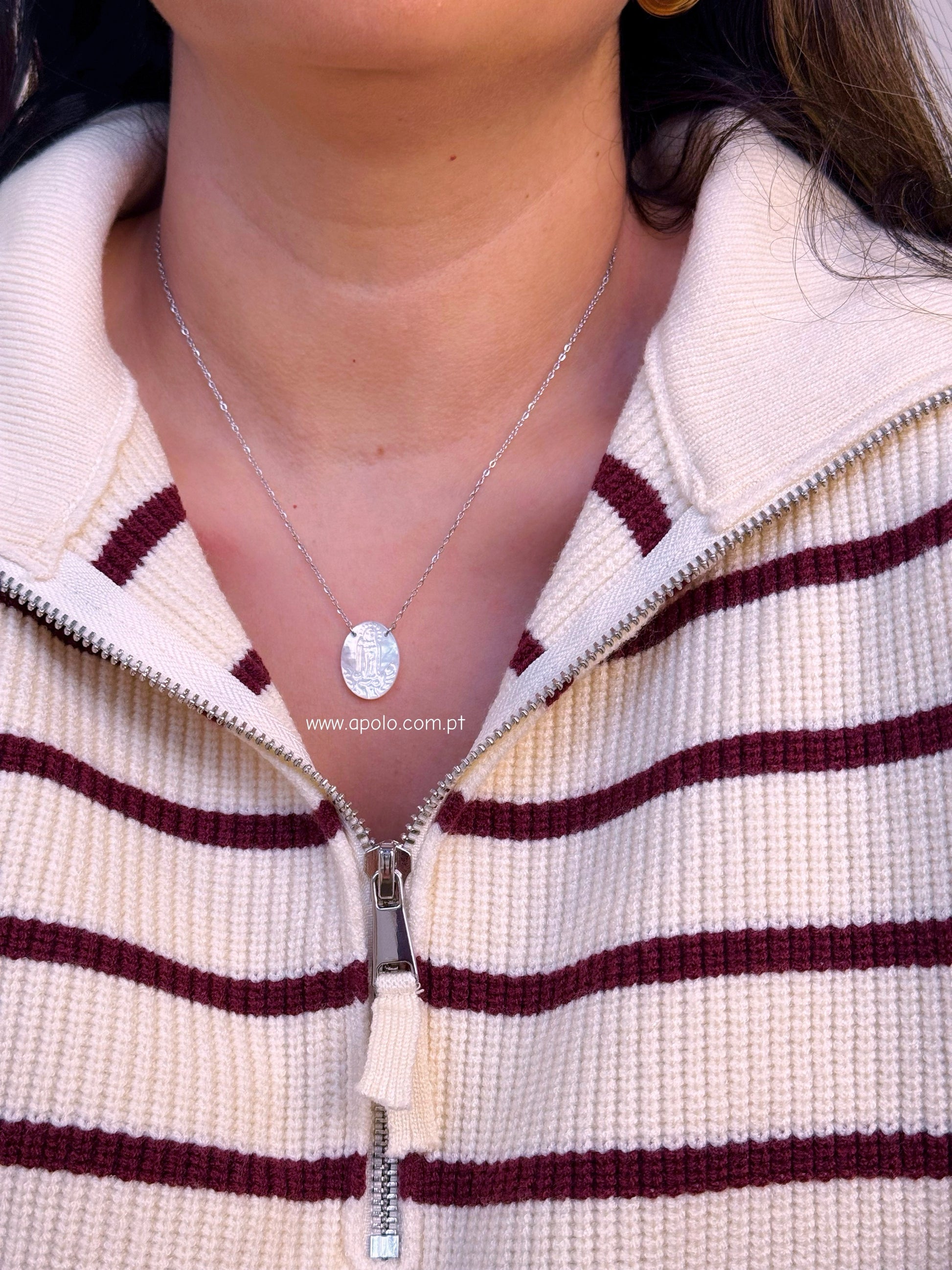 Colar malha fininha com medalha oval Nª Senhora | Prateado