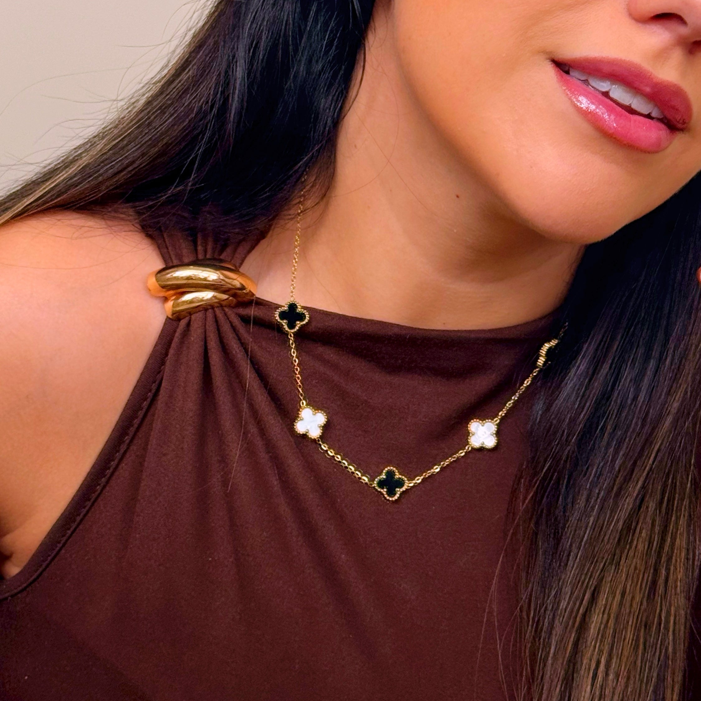 Colar 5 trevos base dourada | Mix madre Pérola e Preto