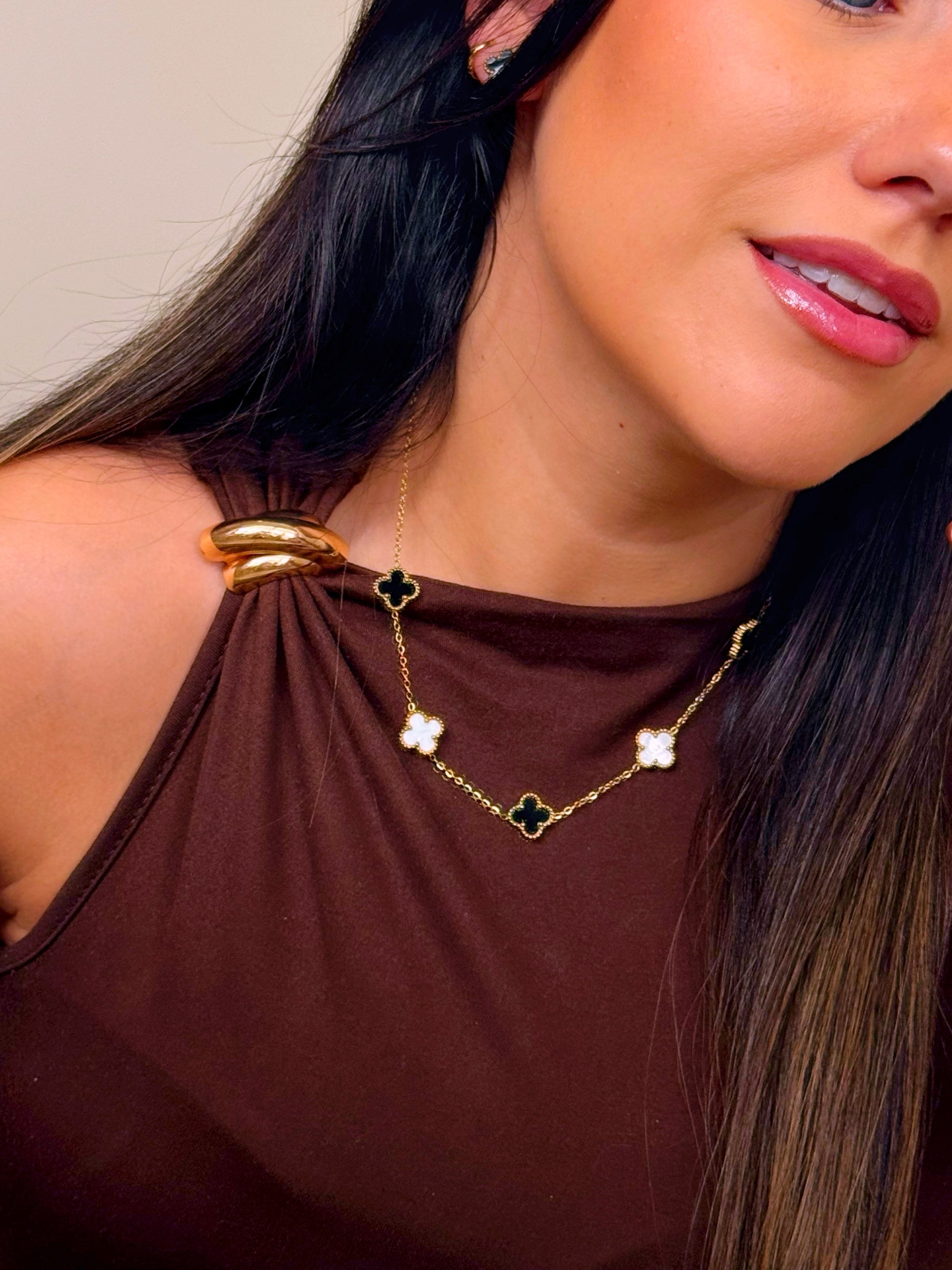 Colar 5 trevos base dourada | Mix madre Pérola e Preto