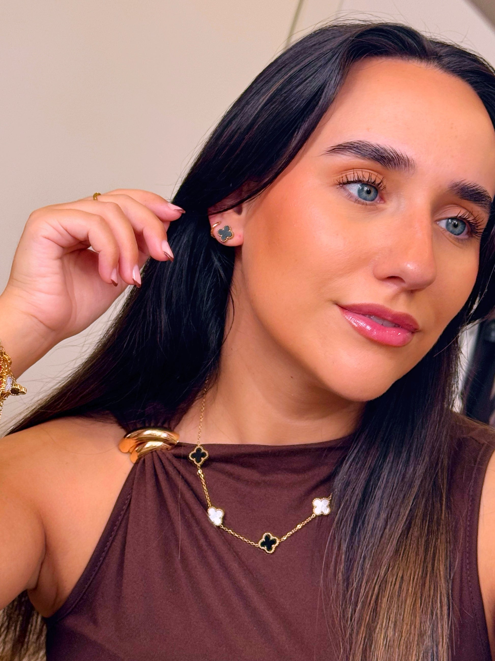 Colar 5 trevos base dourada | Mix madre Pérola e Preto