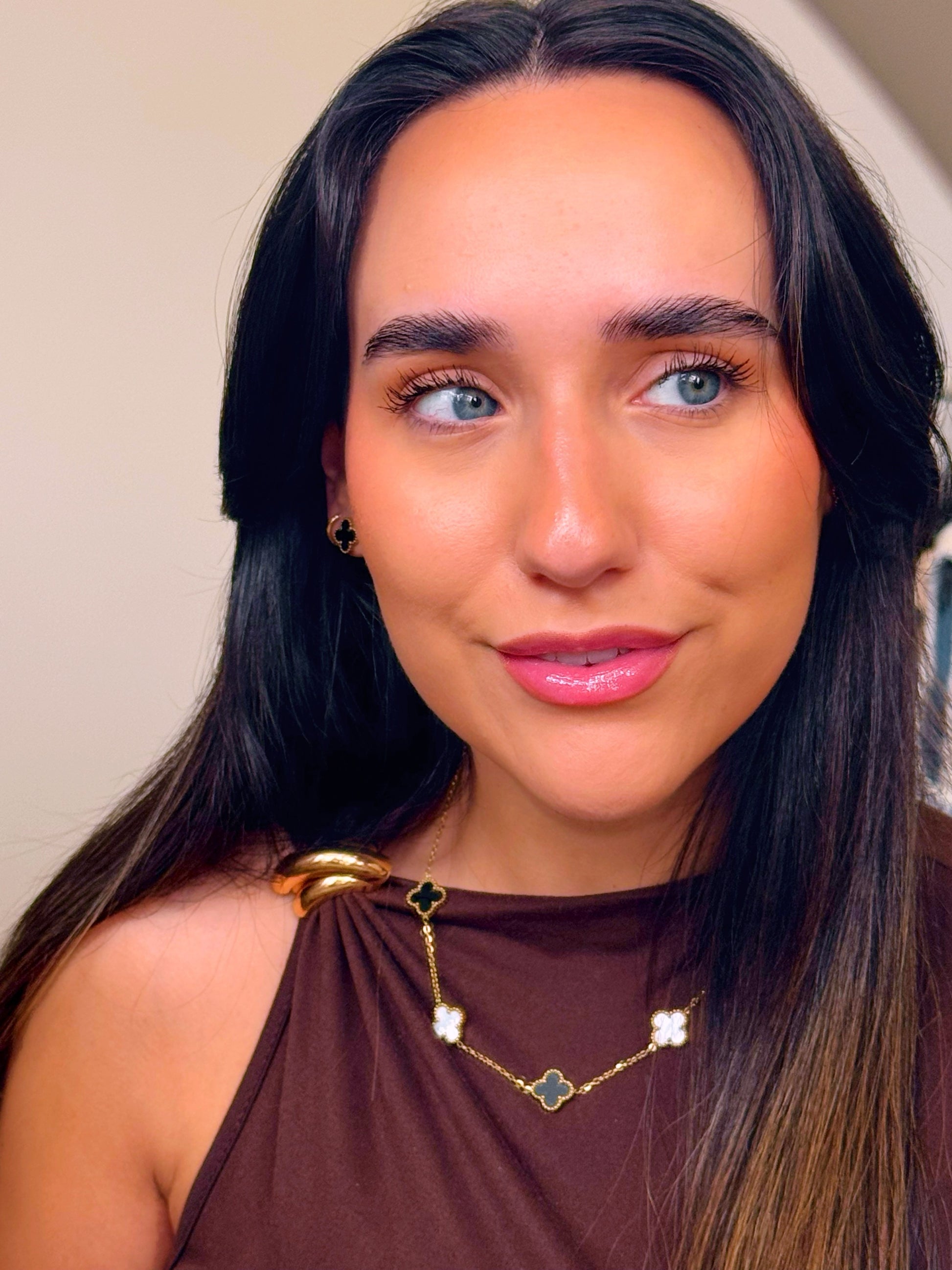 Colar 5 trevos base dourada | Mix madre Pérola e Preto