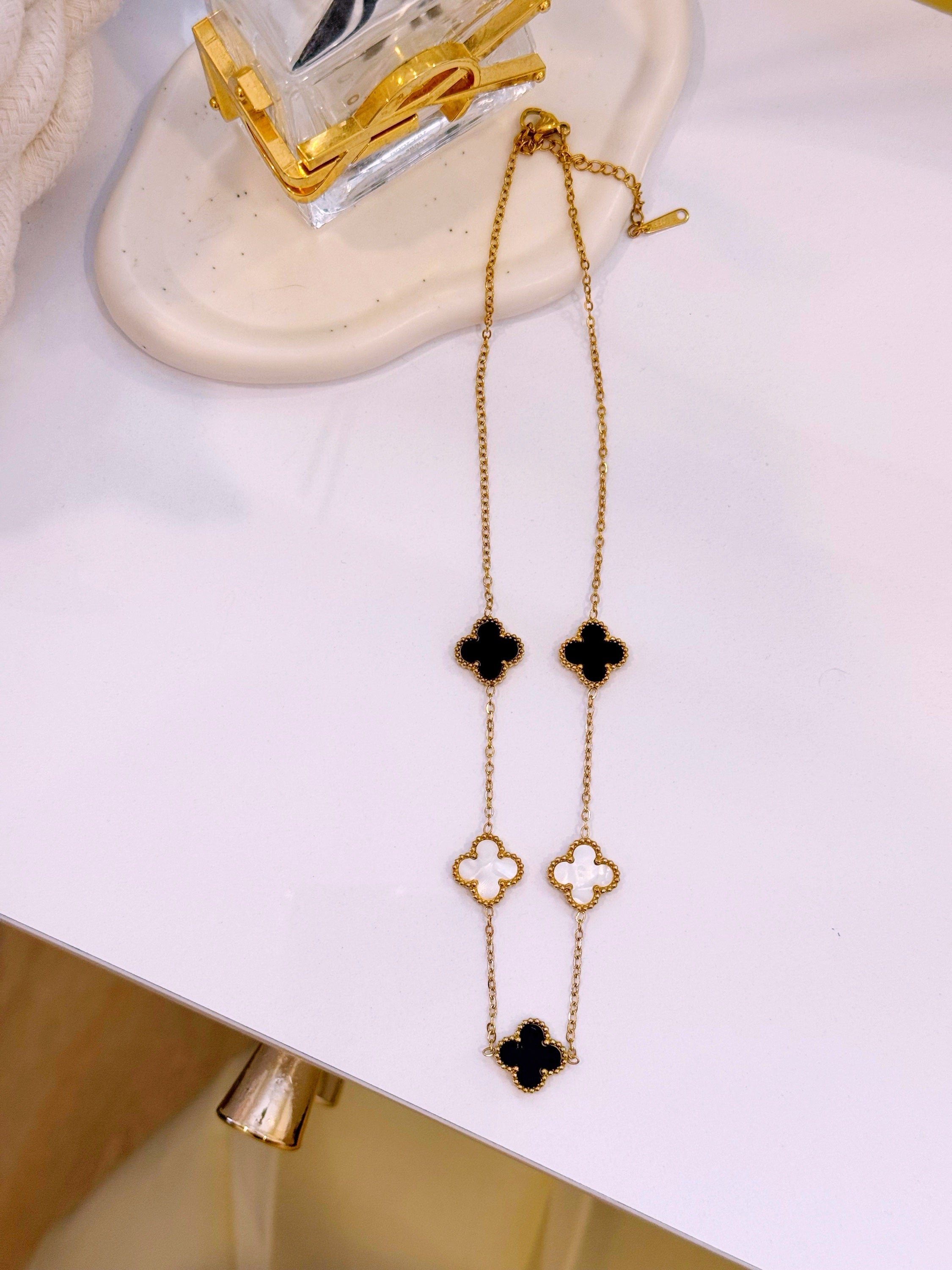 Colar 5 trevos base dourada | Mix madre Pérola e Preto