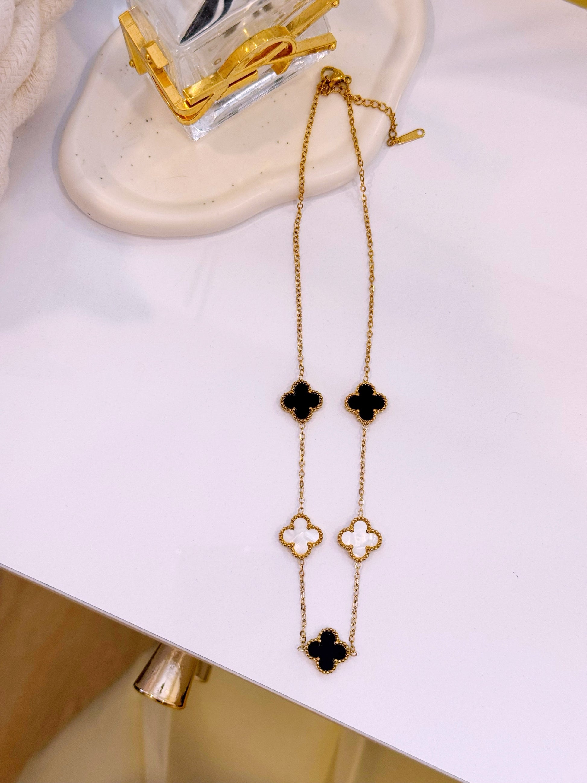 Colar 5 trevos base dourada | Mix madre Pérola e Preto