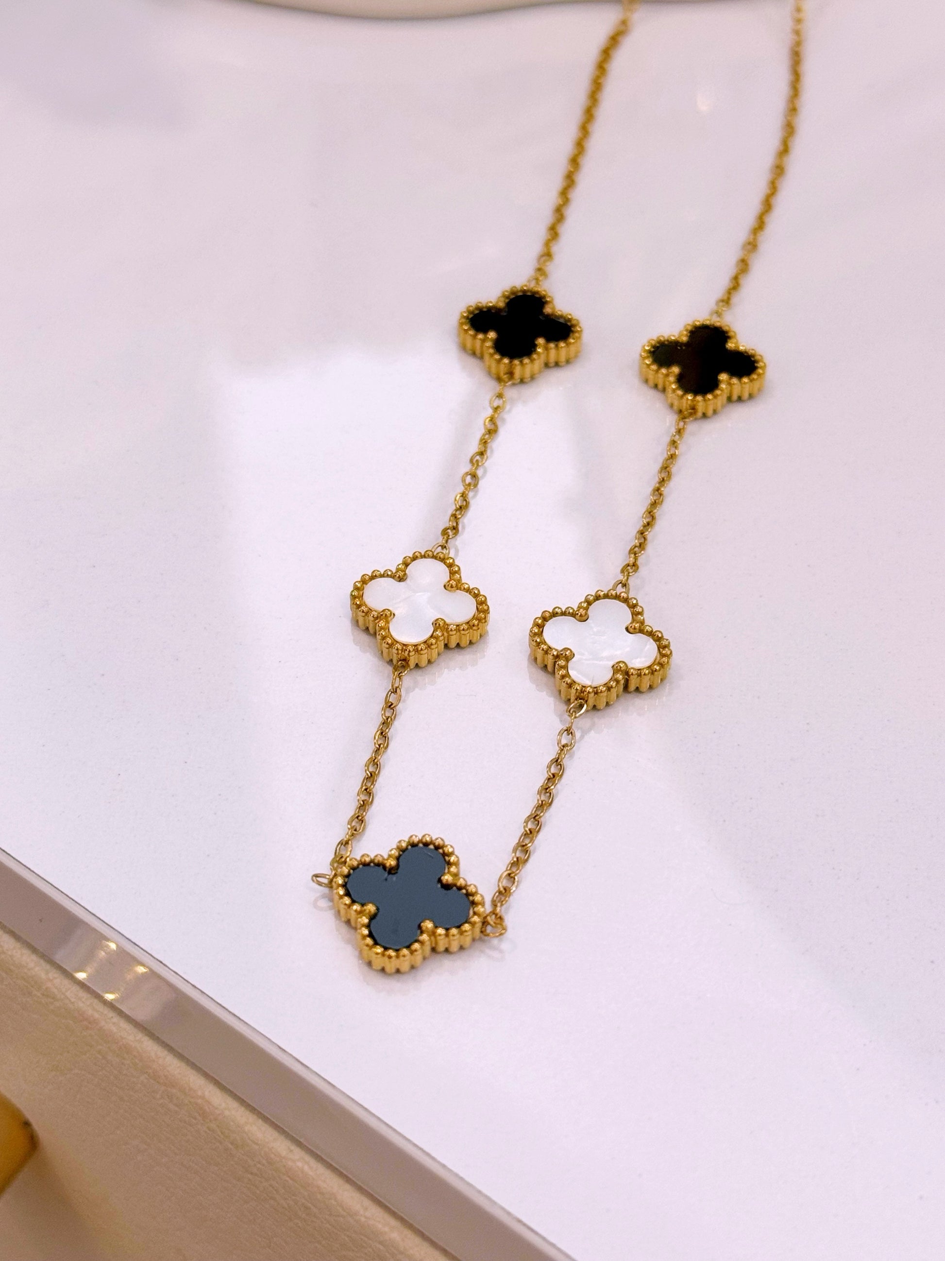 Colar 5 trevos base dourada | Mix madre Pérola e Preto