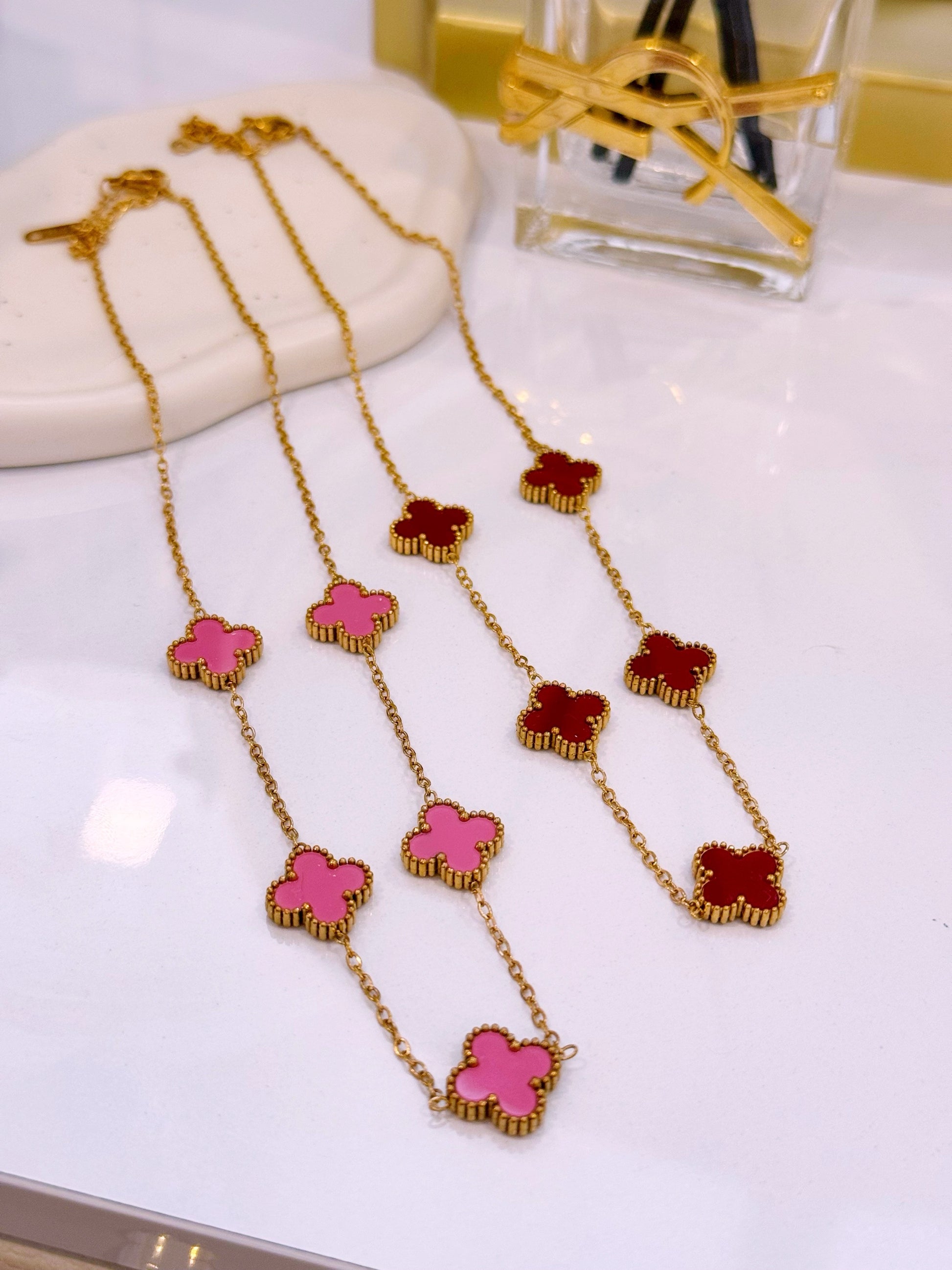 Colar 5 trevos base dourada | 2 Cores