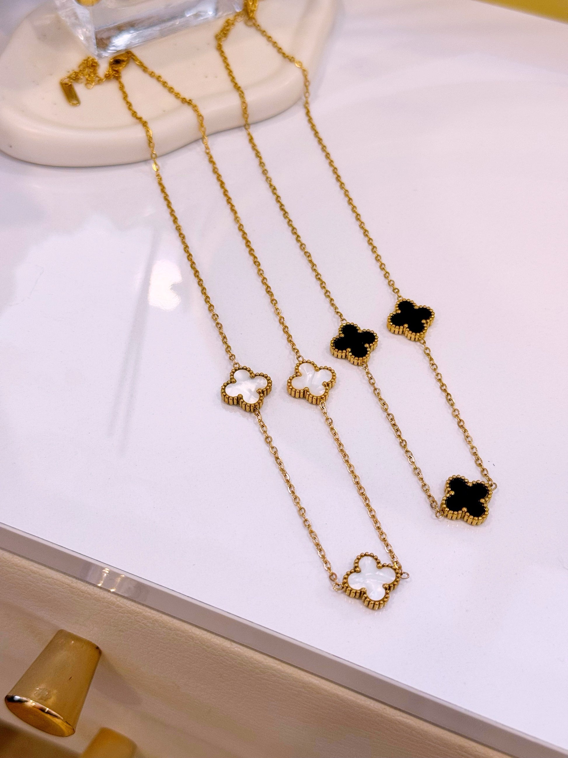 Colar 3 trevos base dourada | 2 Cores