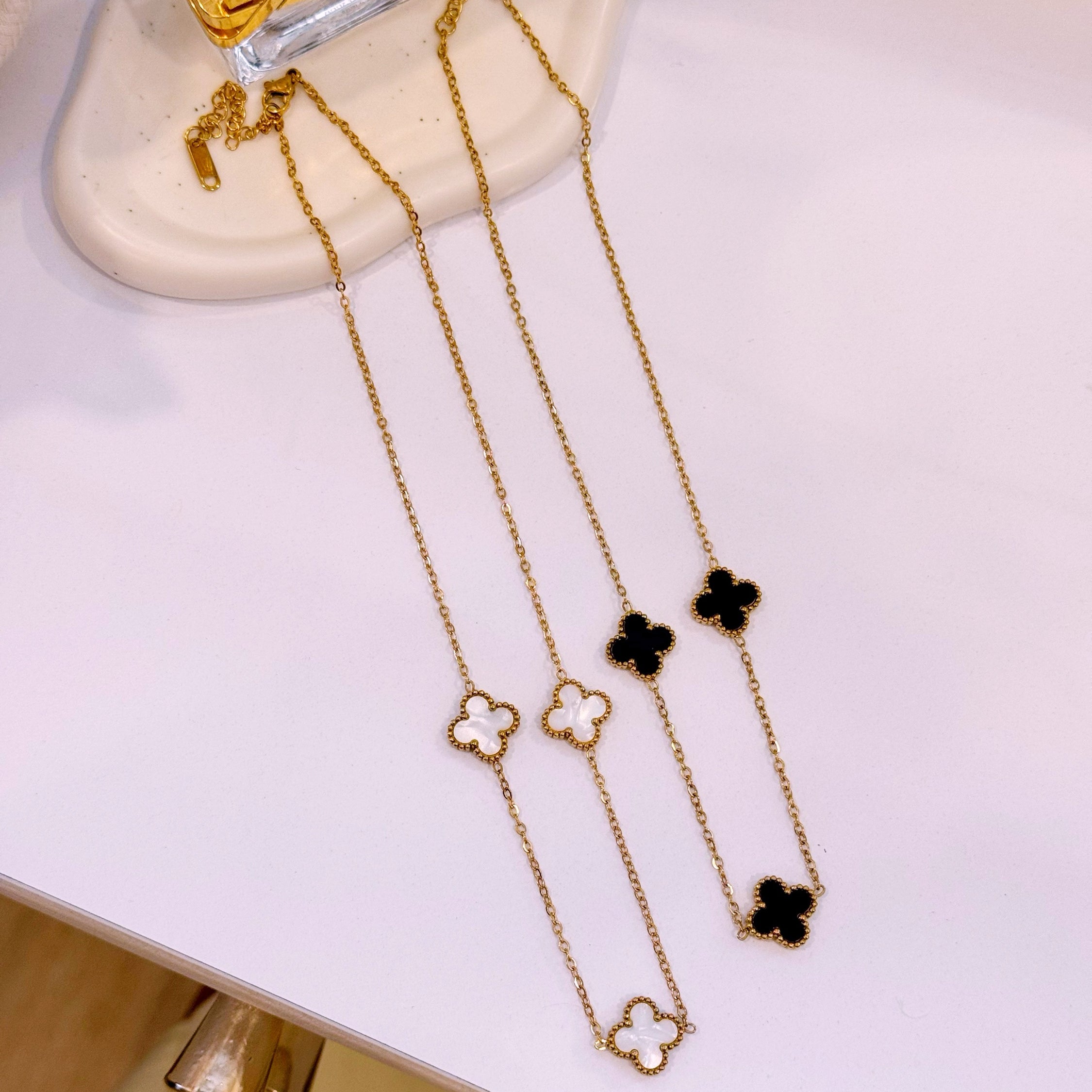 Colar 3 trevos base dourada | 2 Cores