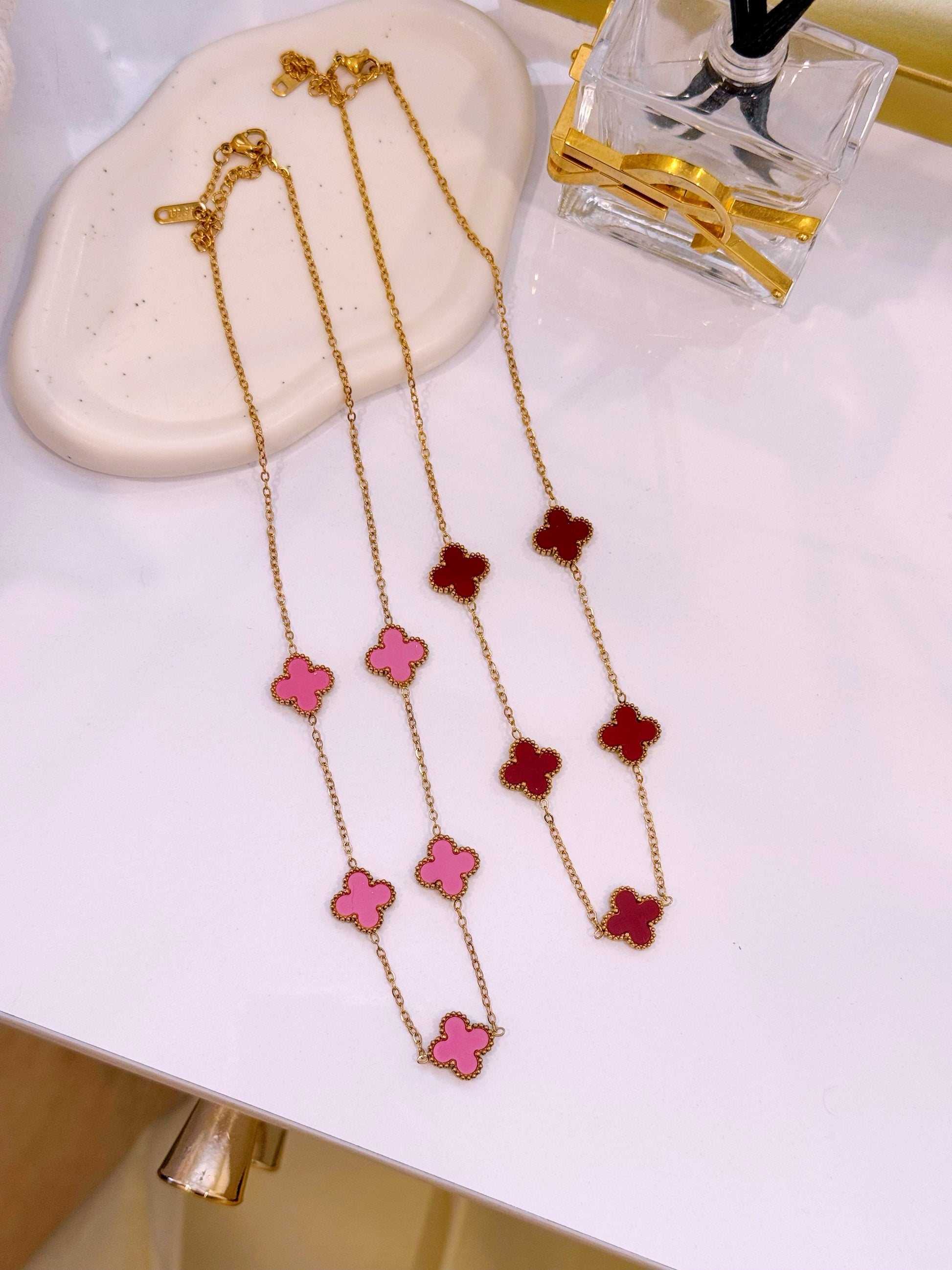 Colar 5 trevos base dourada | 2 Cores