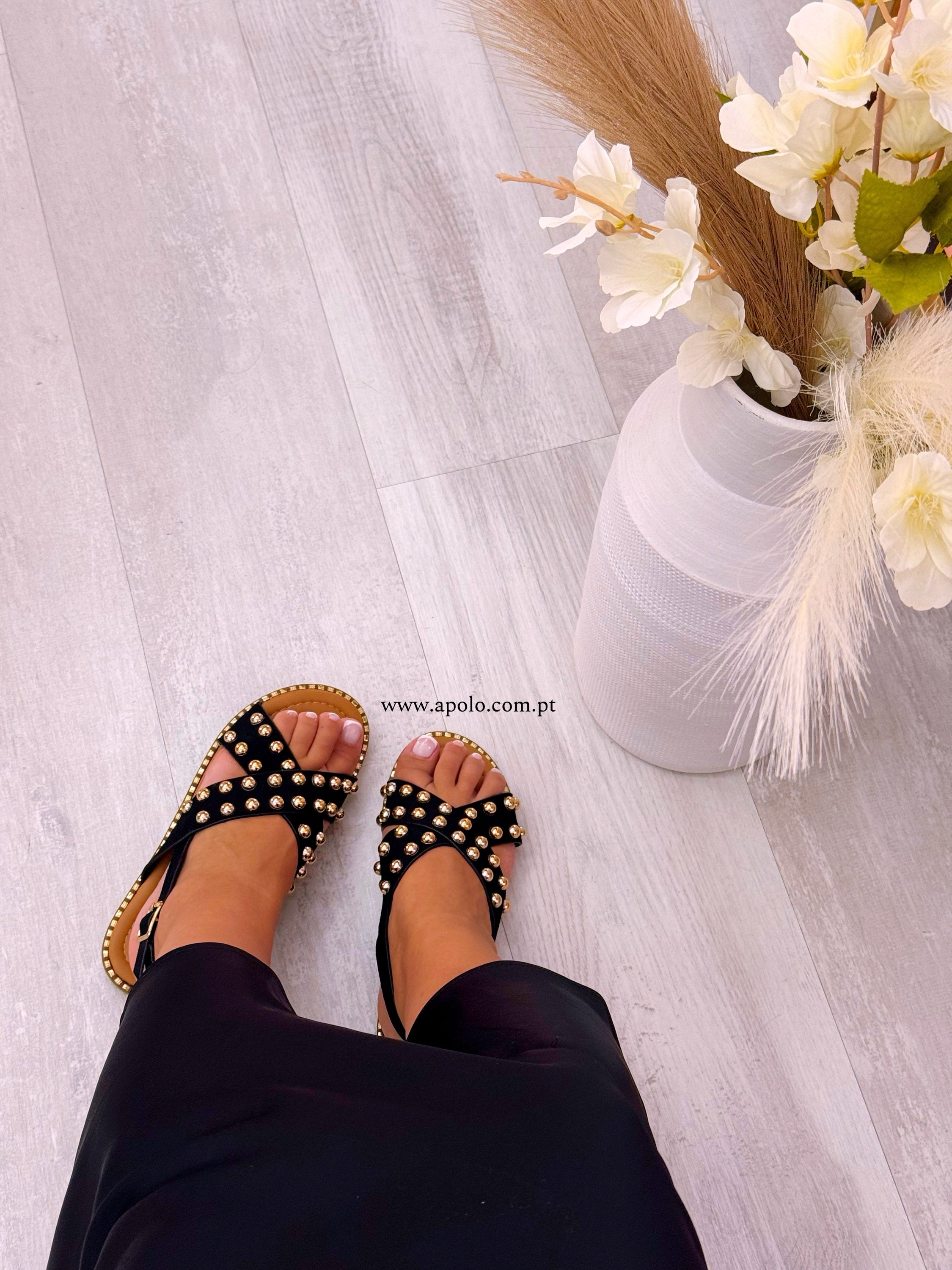 Sandália com fivelas pretas e pormenores dourados