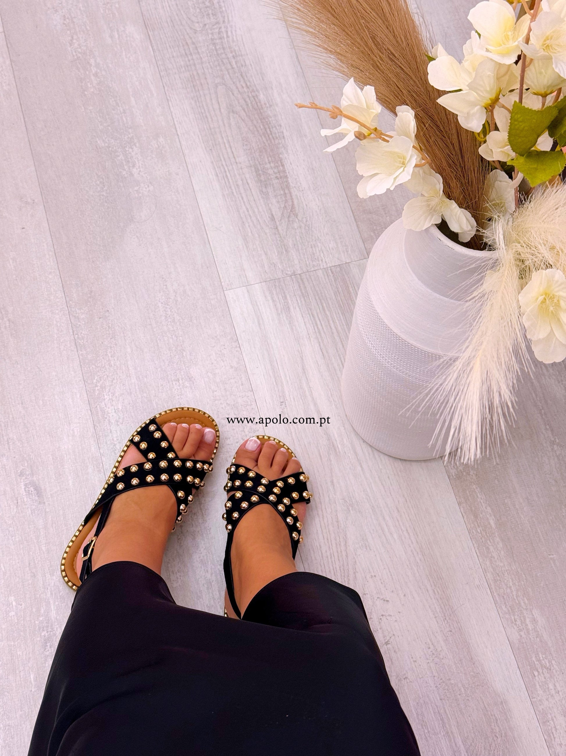 Sandália com fivelas pretas e pormenores dourados