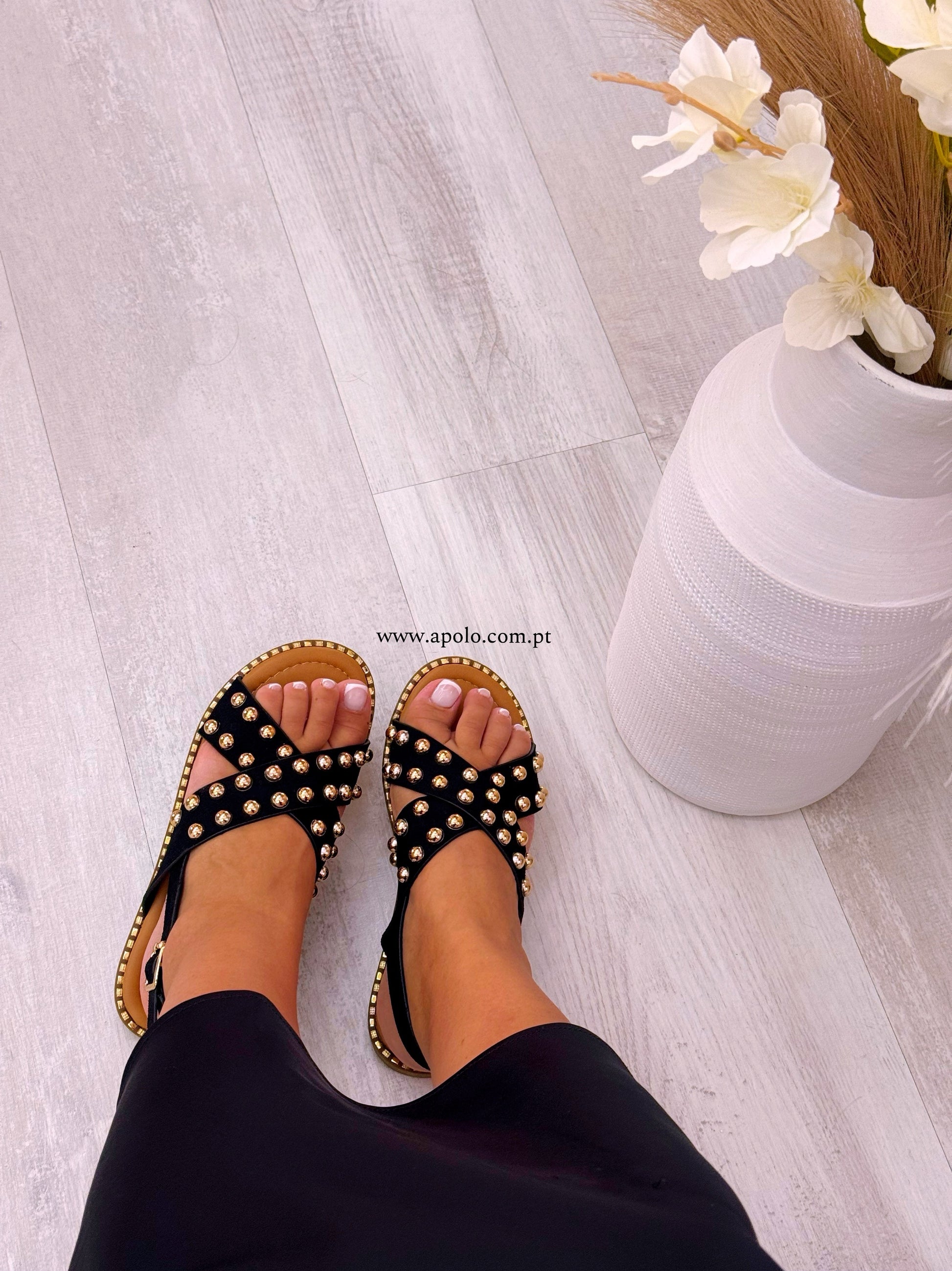 Sandália com fivelas pretas e pormenores dourados