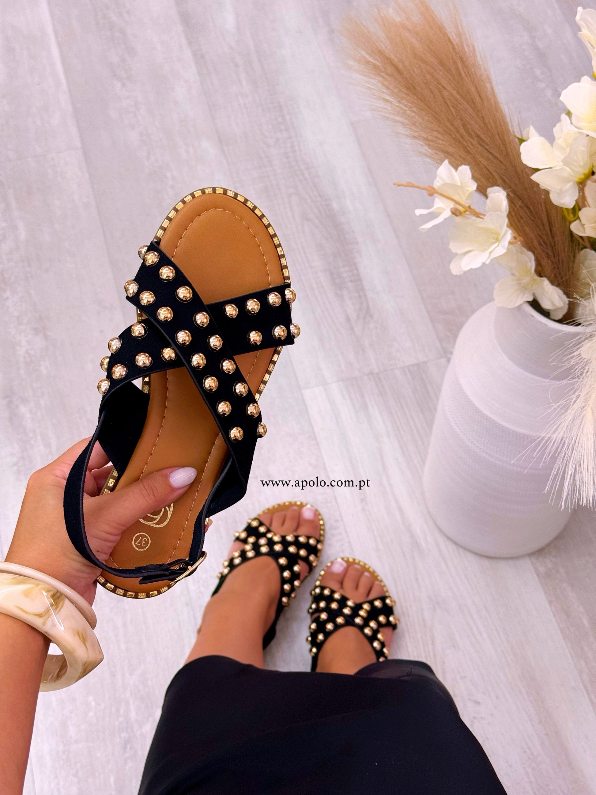 Sandália com fivelas pretas e pormenores dourados