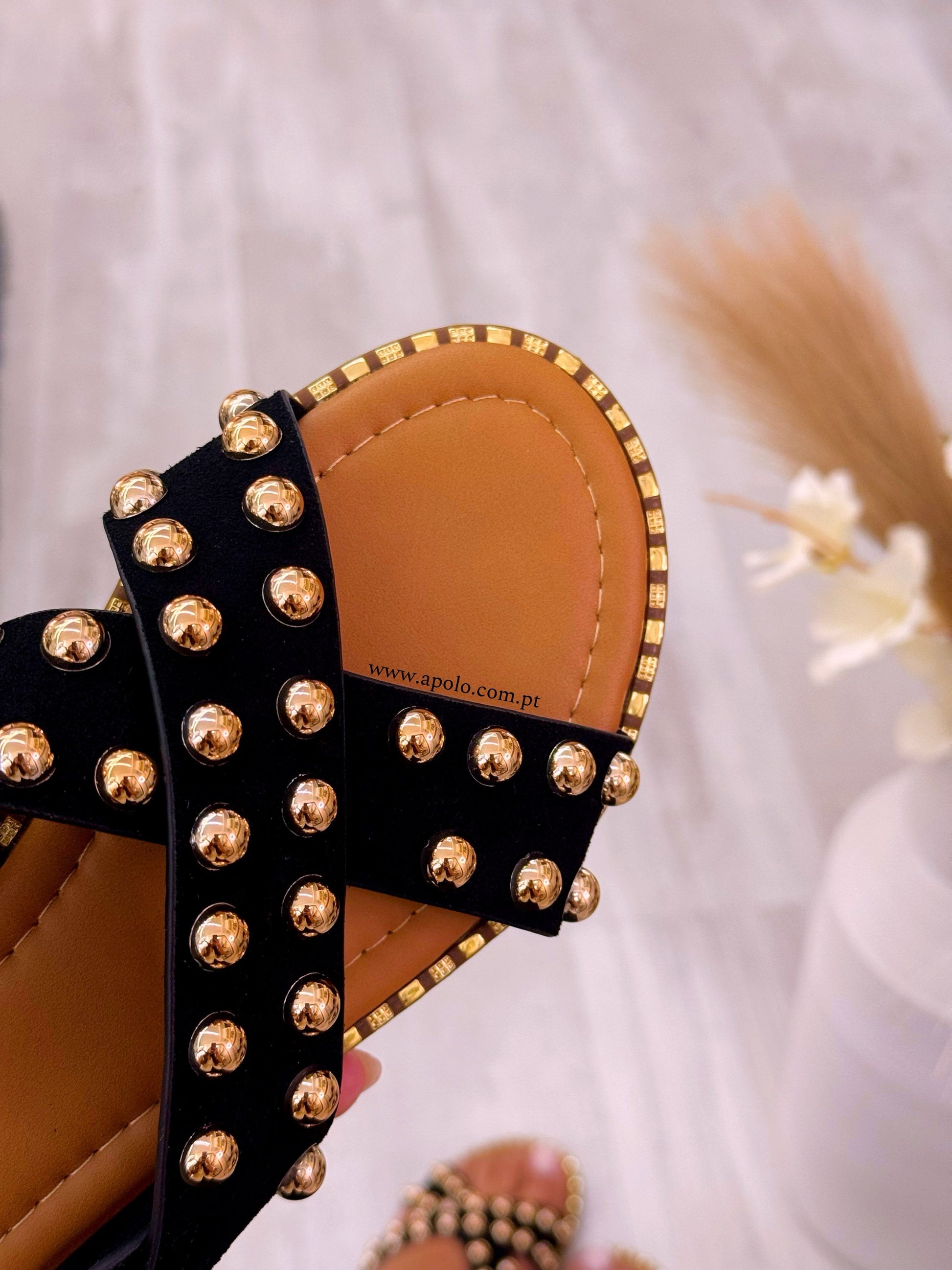 Sandália com fivelas pretas e pormenores dourados