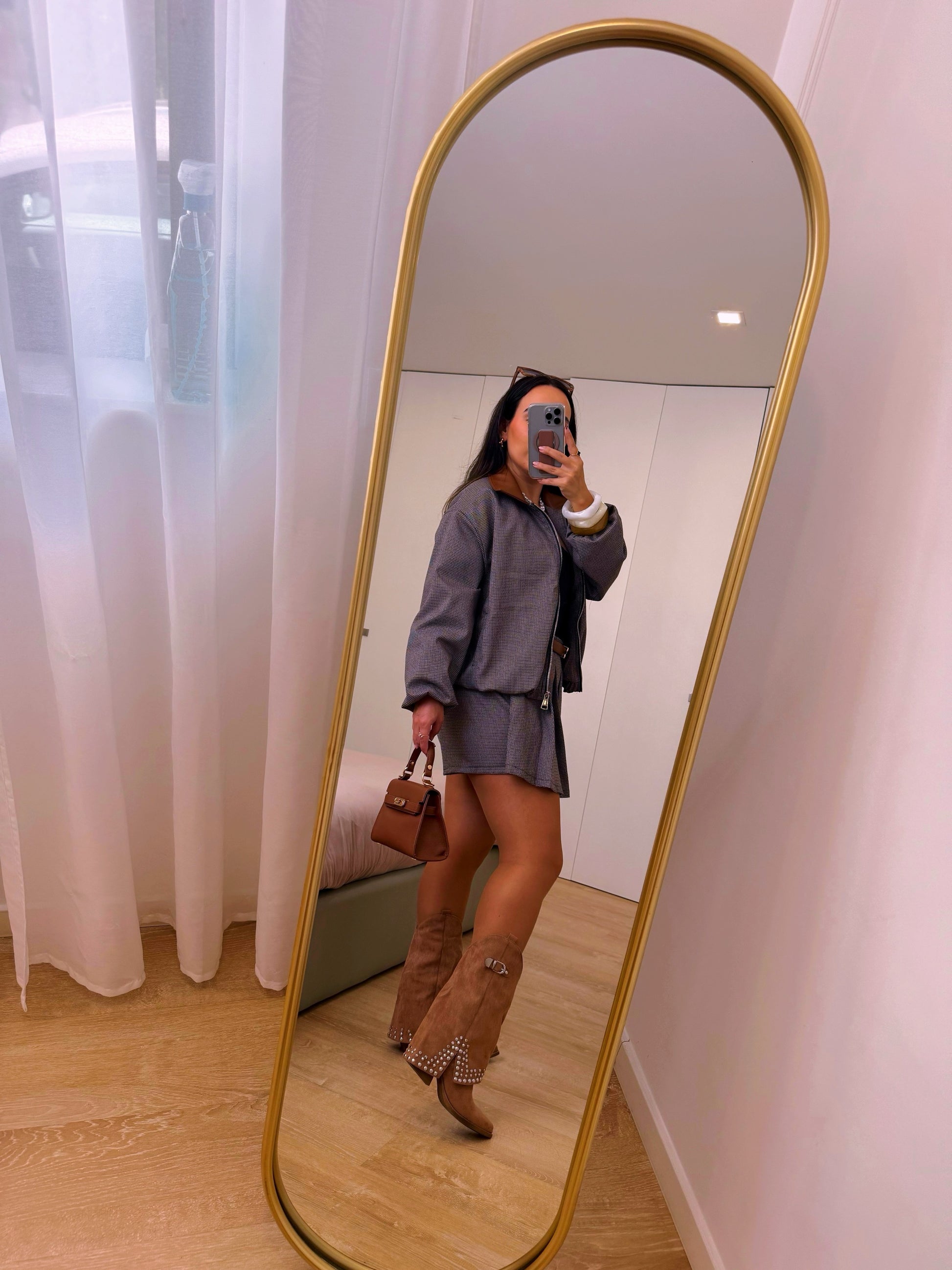 Bota com aba em efeito camurça e tachas • Castanha