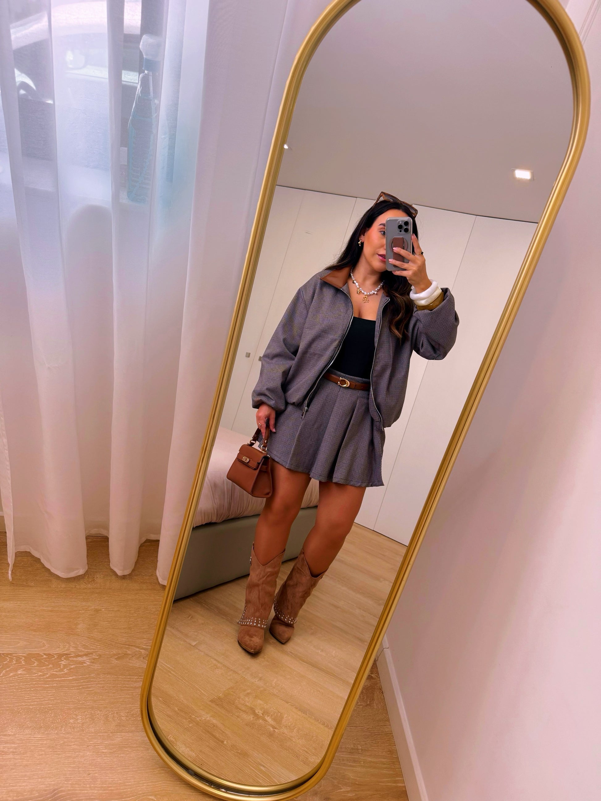 Bota com aba em efeito camurça e tachas • Castanha