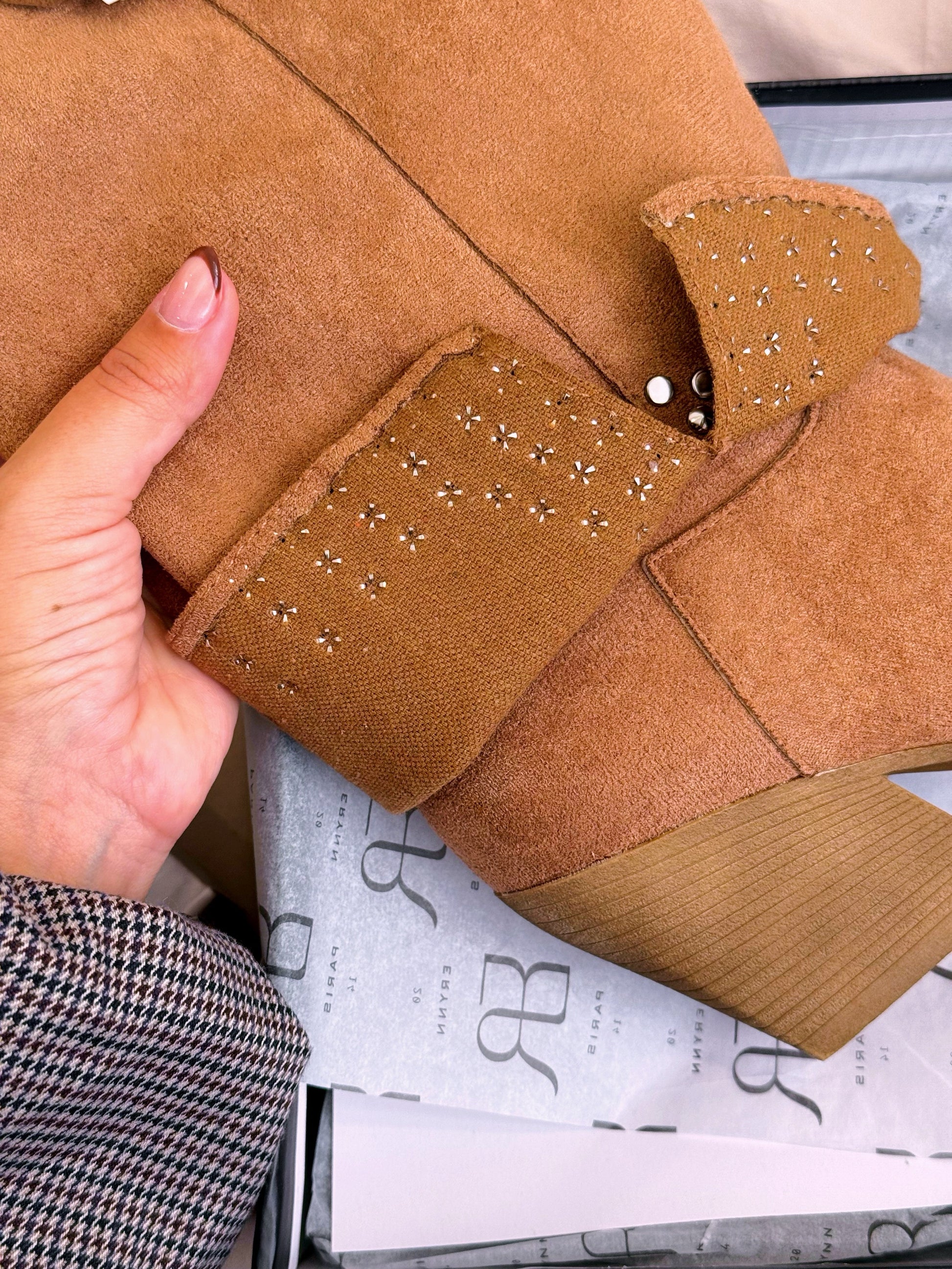 Bota com aba em efeito camurça e tachas • Castanha