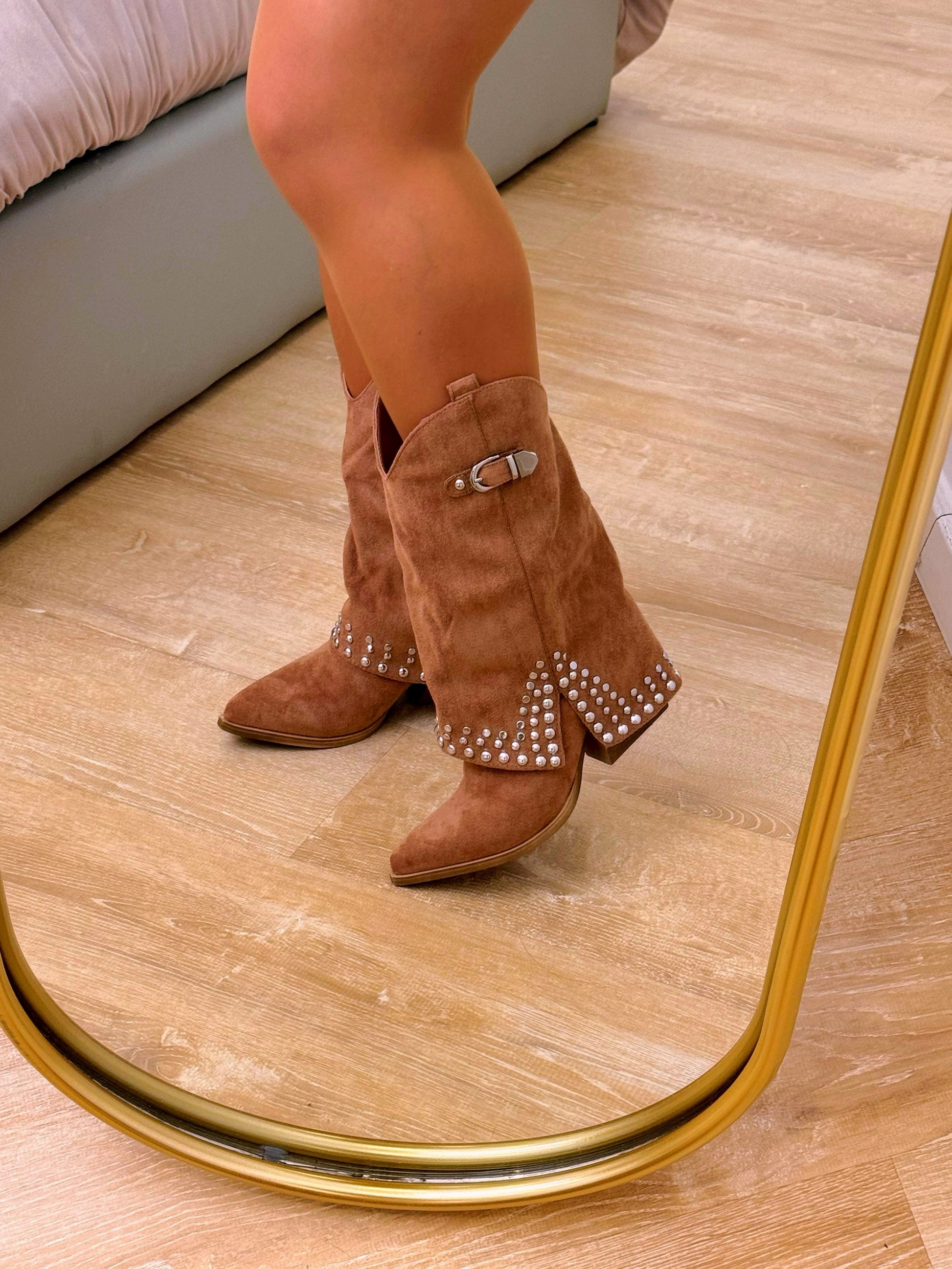 Bota com aba em efeito camurça e tachas • Castanha