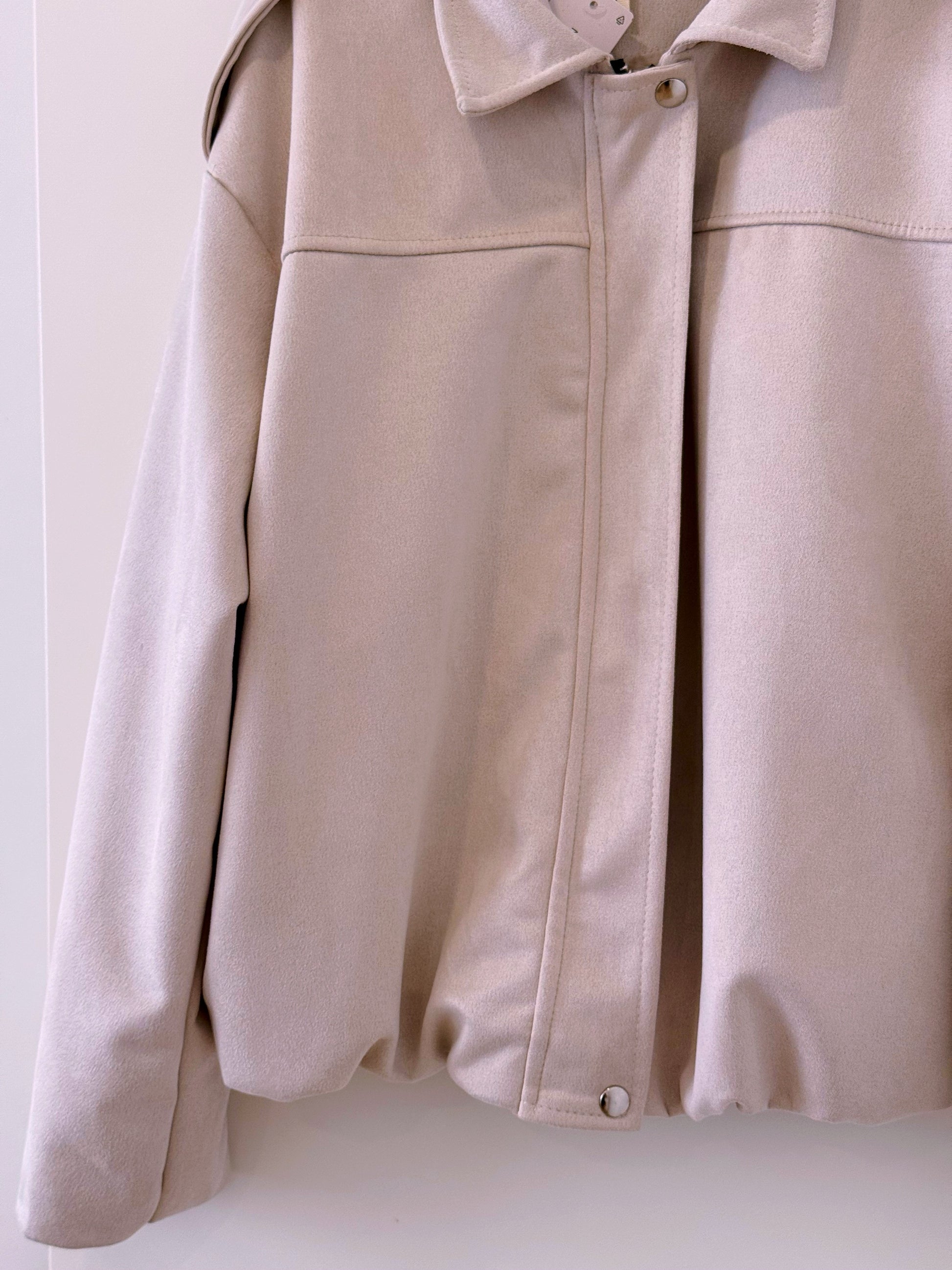 Casaco bomber abalonado efeito camurça | Bege