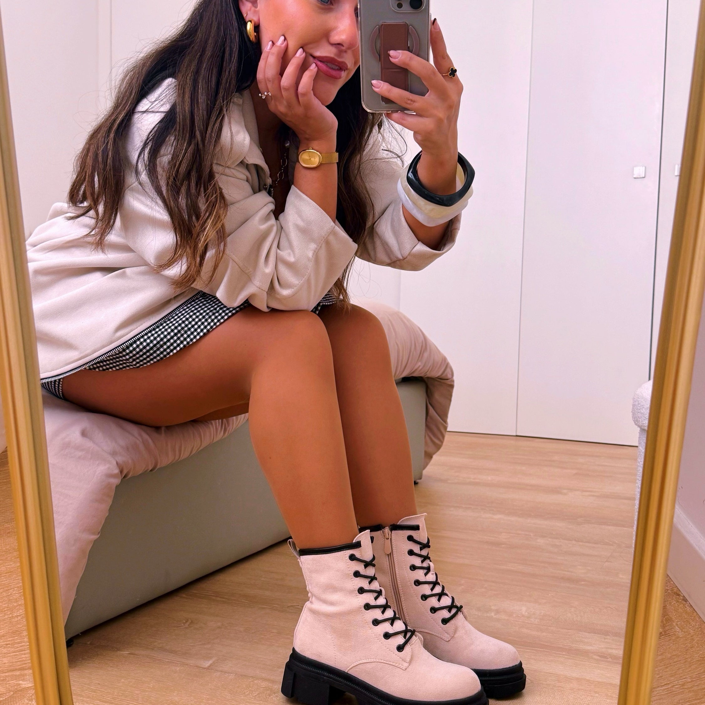 Bota militar com plataforma • efeito camurça bege com pormenores pretos