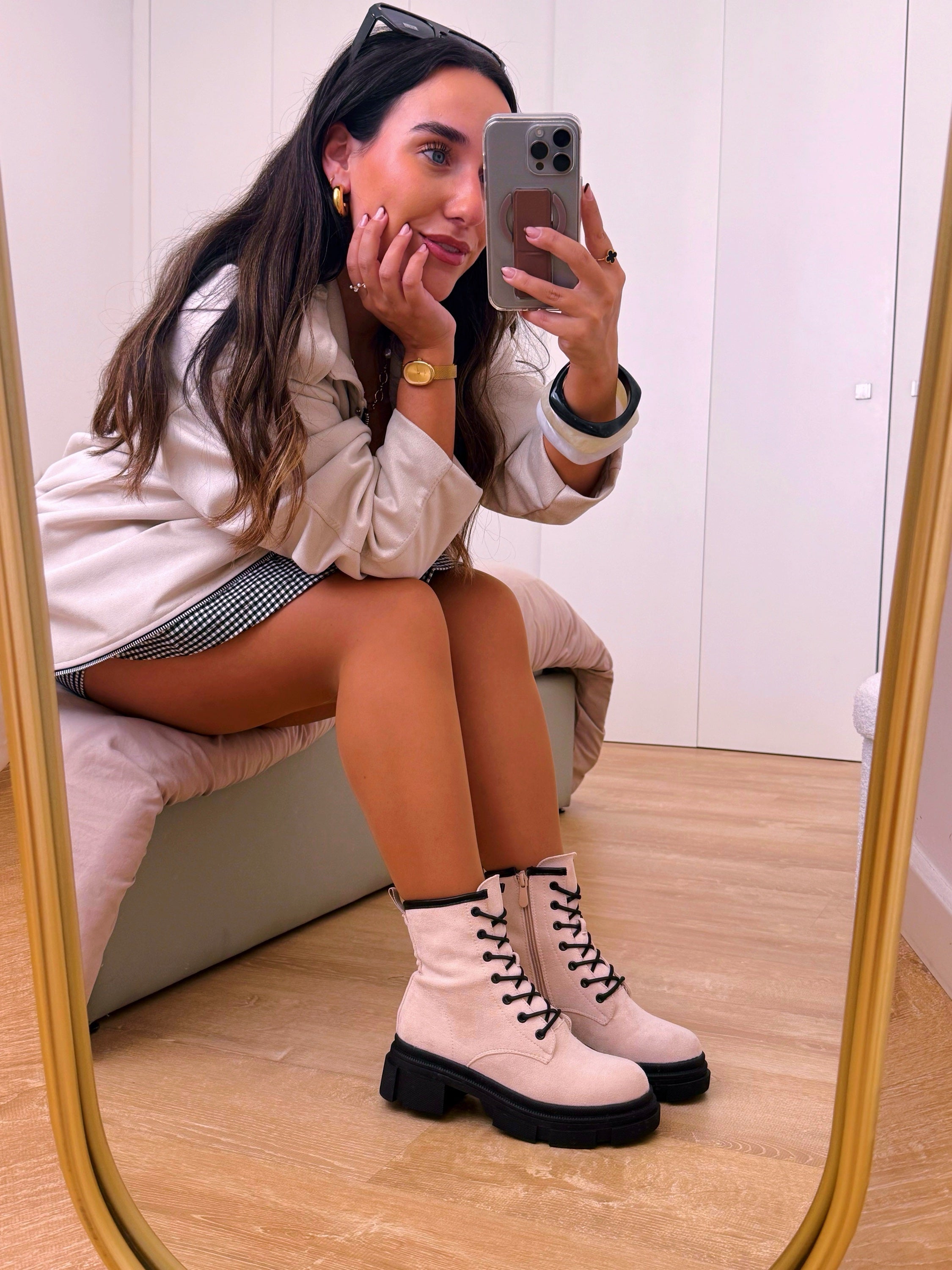 Bota militar com plataforma • efeito camurça bege com pormenores pretos