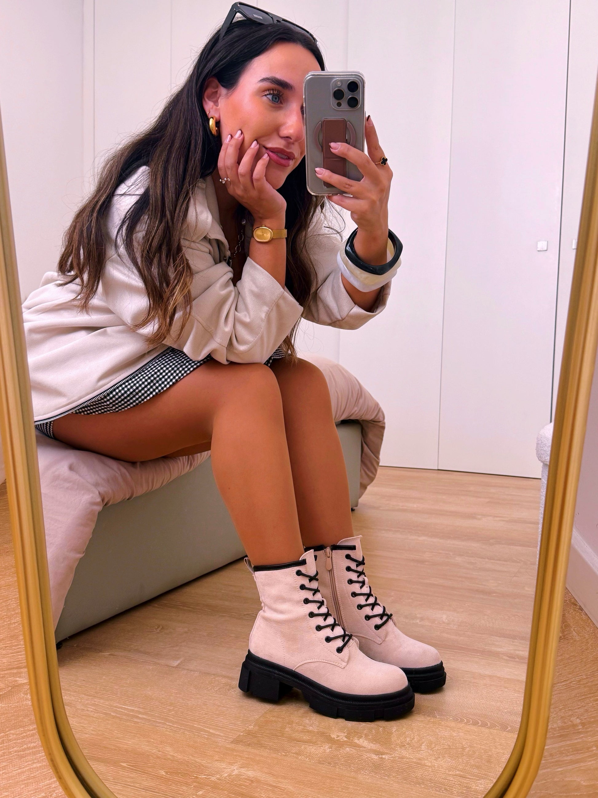 Bota militar com plataforma • efeito camurça bege com pormenores pretos