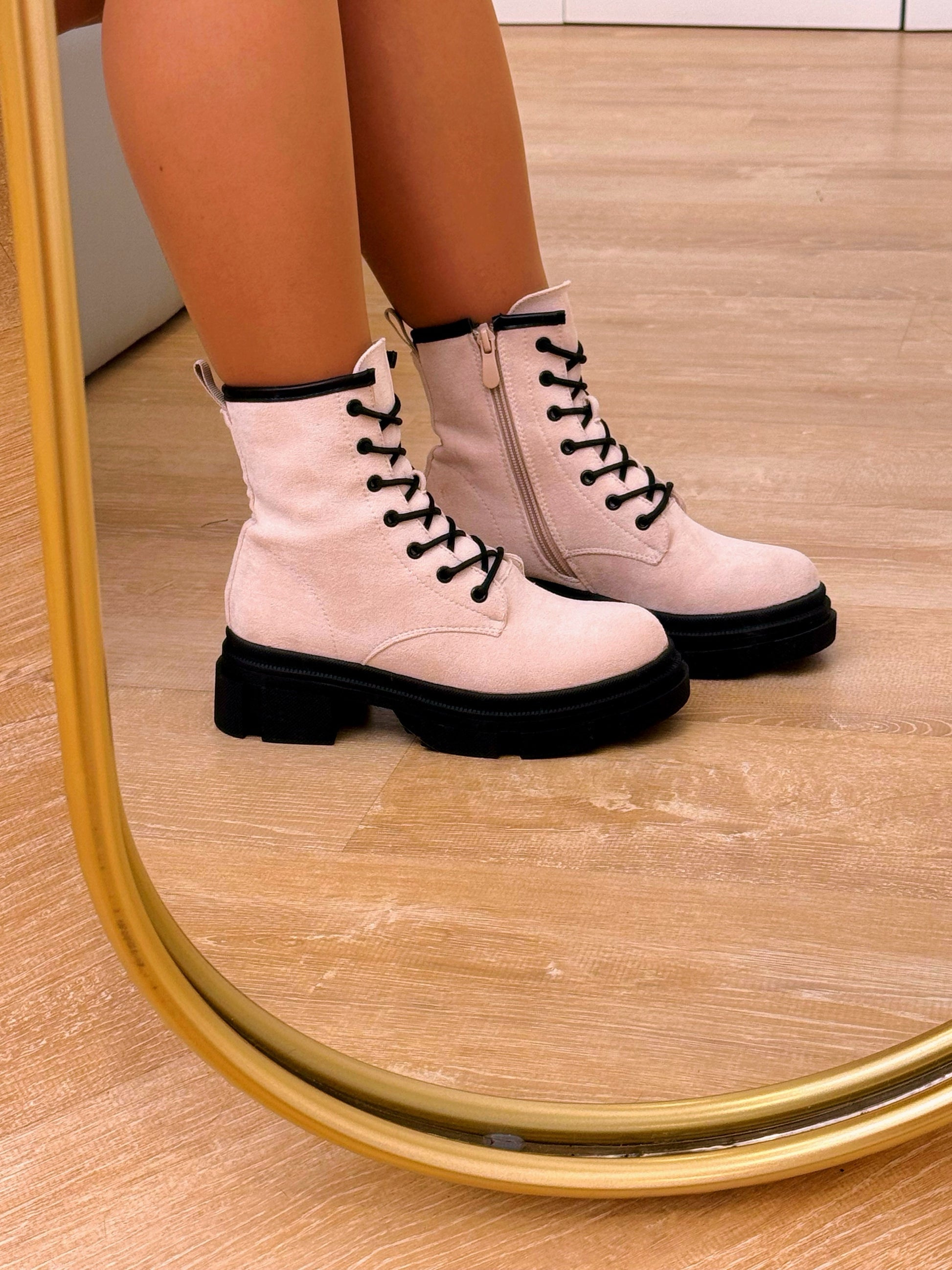 Bota militar com plataforma • efeito camurça bege com pormenores pretos