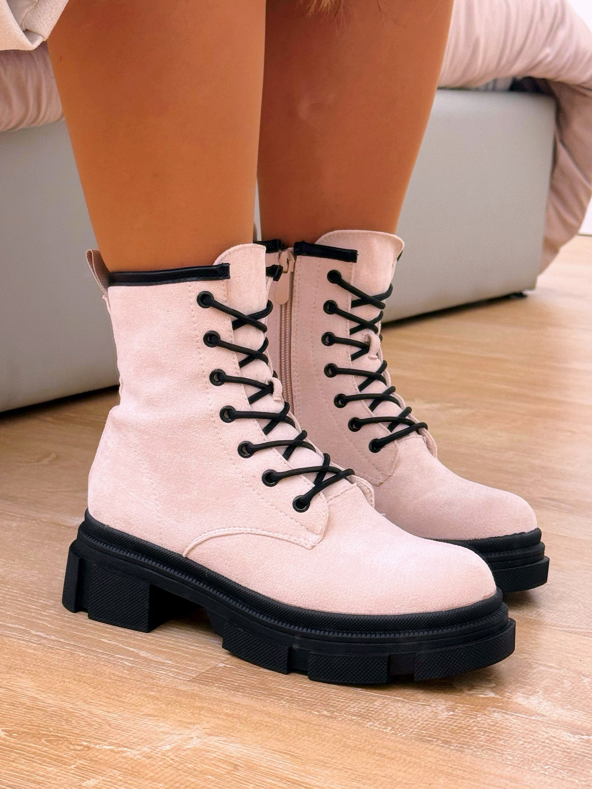 Bota militar com plataforma • efeito camurça bege com pormenores pretos