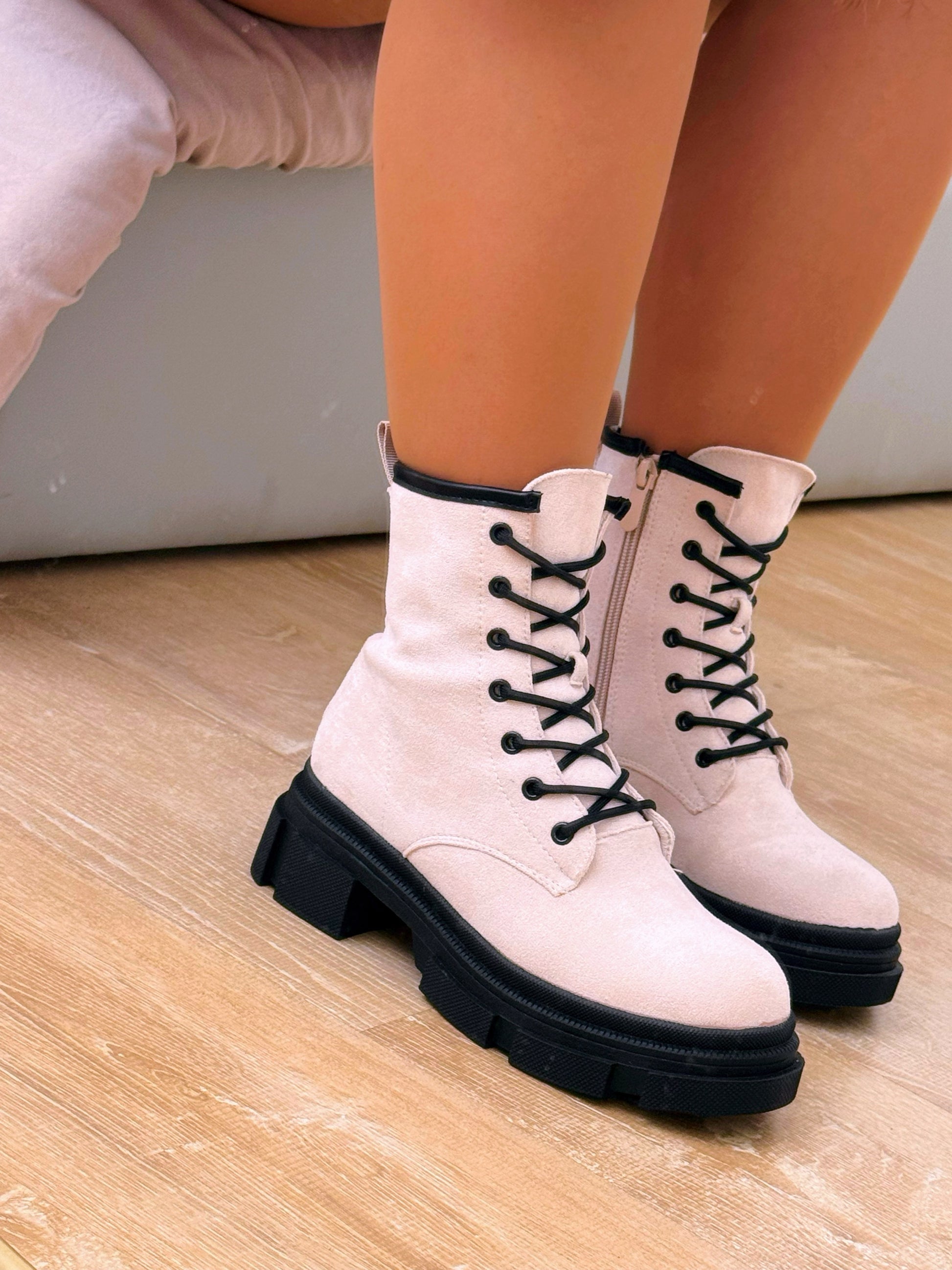 Bota militar com plataforma • efeito camurça bege com pormenores pretos