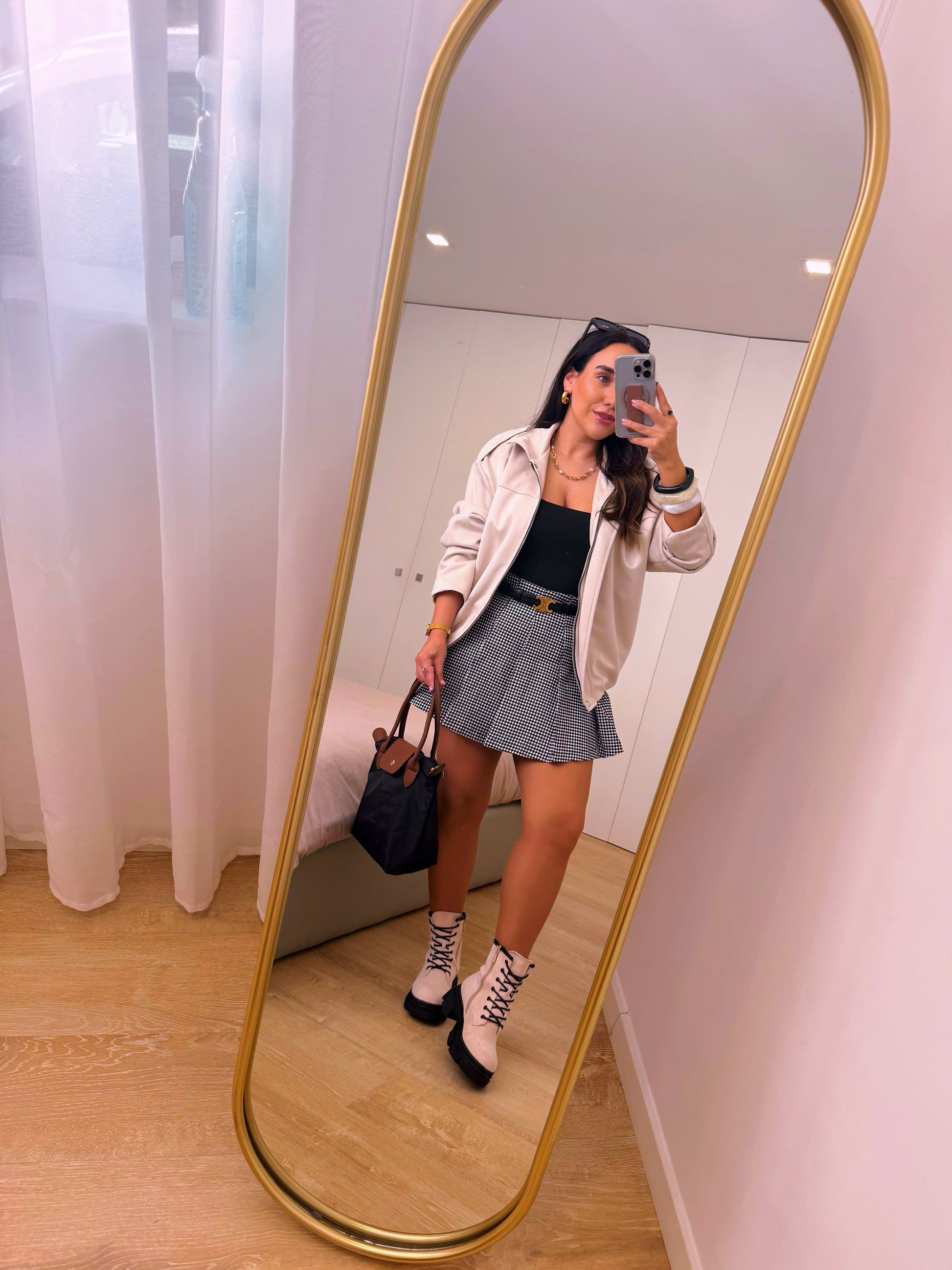 Bota militar com plataforma • efeito camurça bege com pormenores pretos