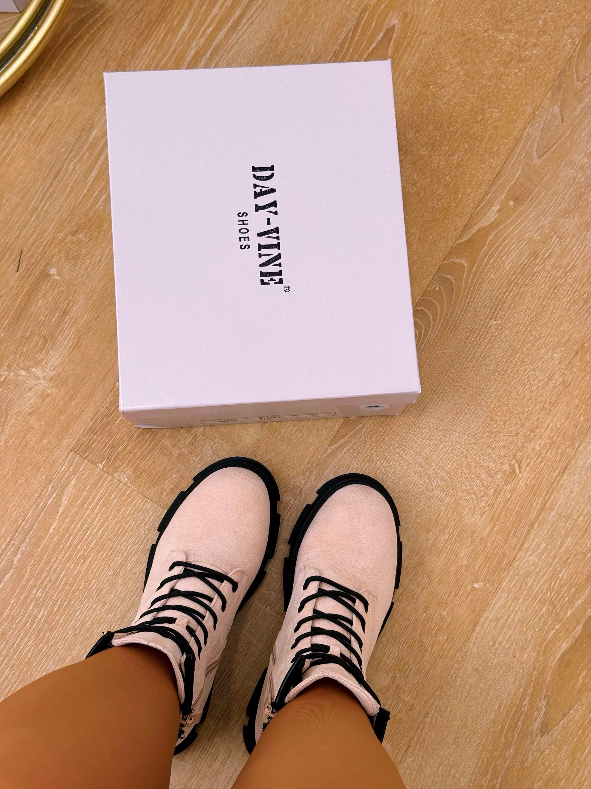 Bota militar com plataforma • efeito camurça bege com pormenores pretos