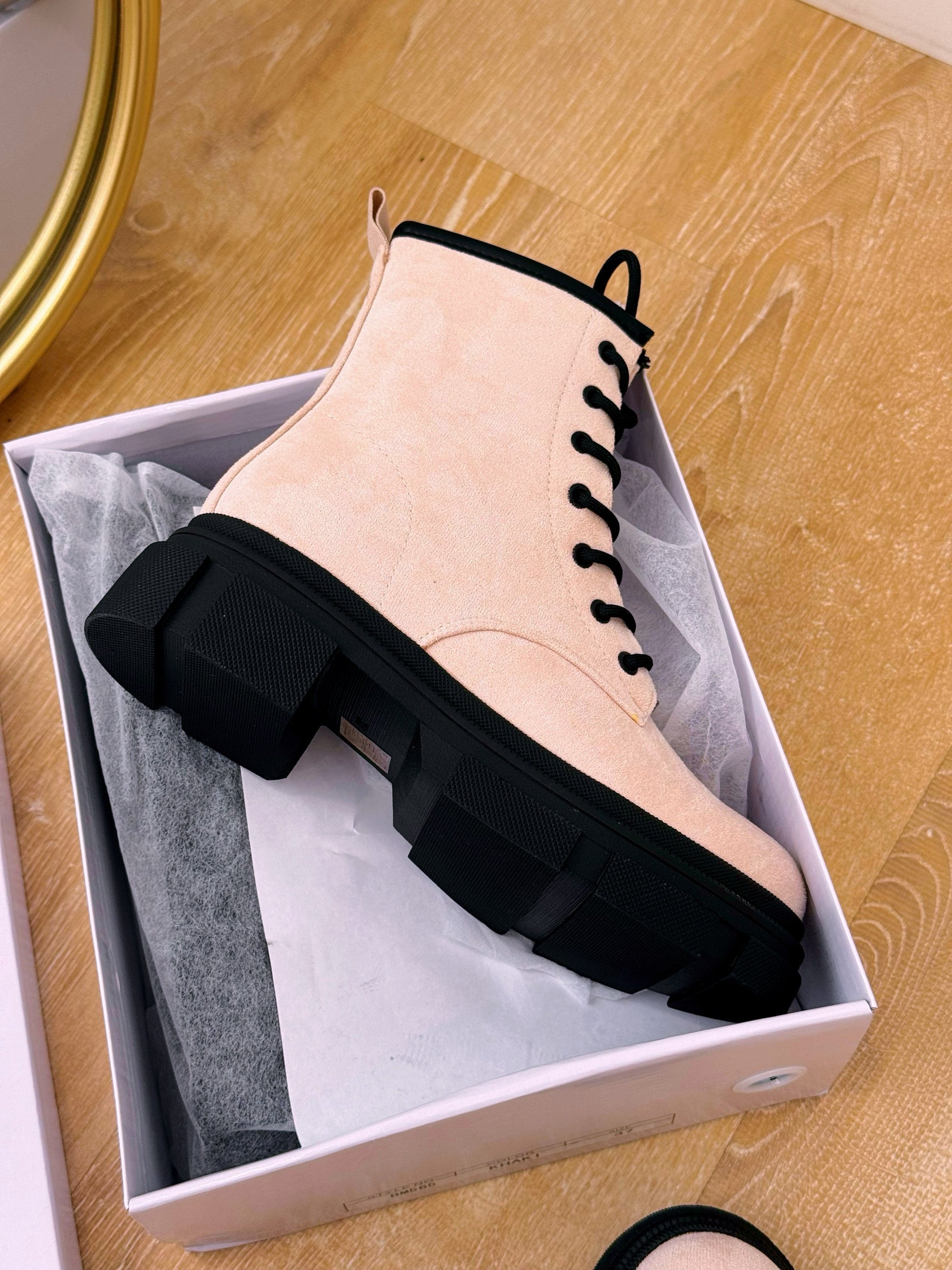 Bota militar com plataforma • efeito camurça bege com pormenores pretos