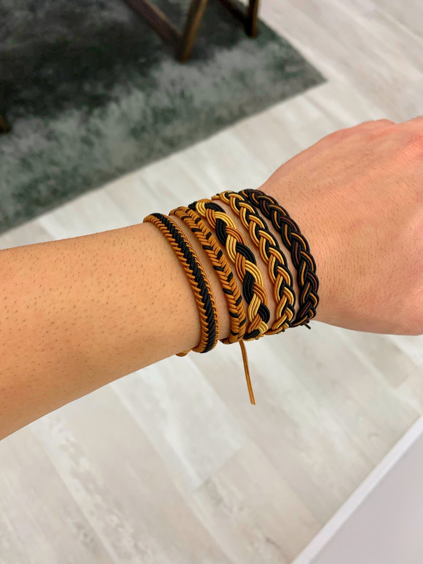 Pulseira de tecido entrançada tricolor